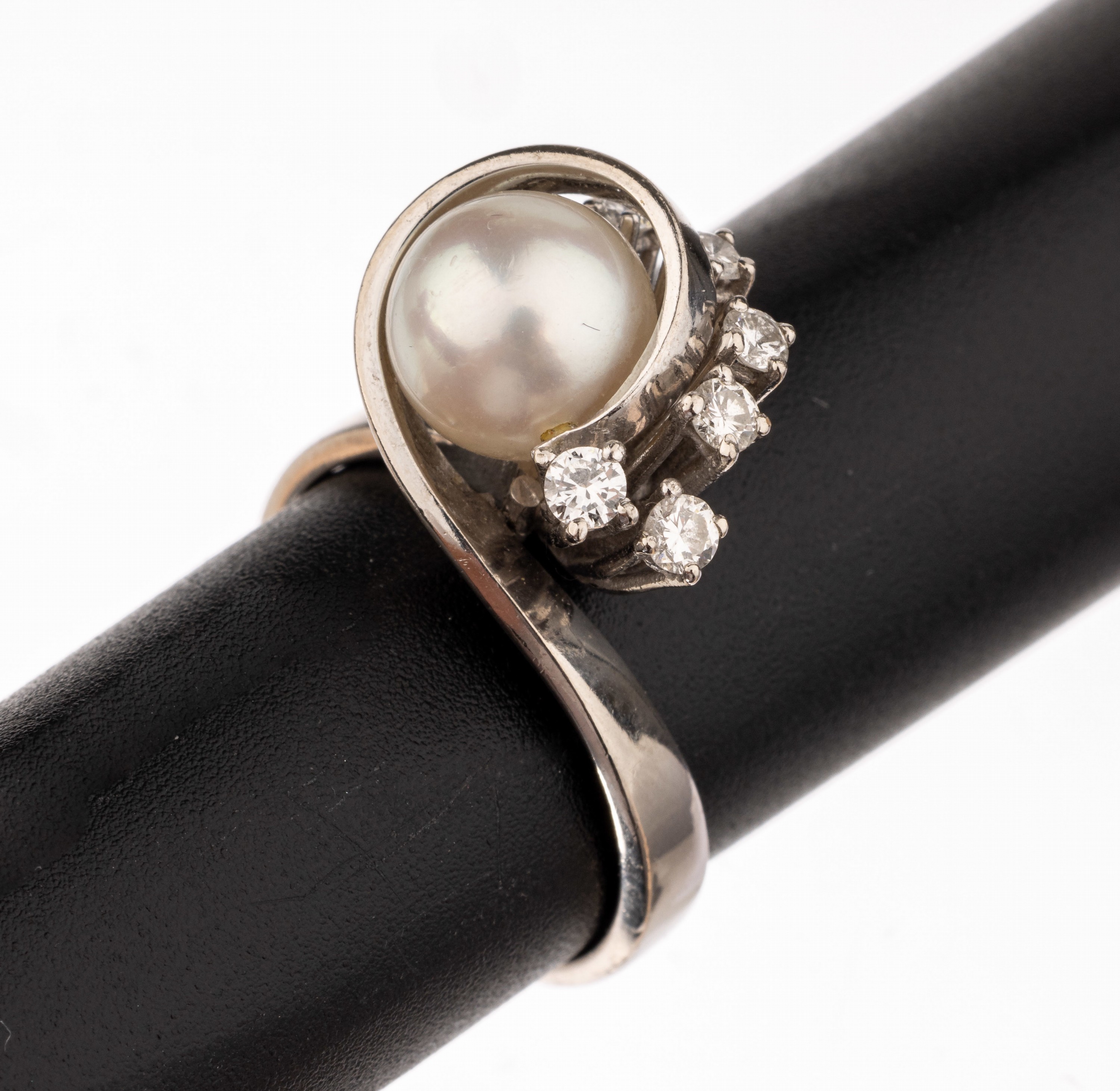 18 kt Gold Perl-Brillant-Ring, GG 750/000, außergewöhnliche Gestaltung, mittig Akoyazuchtperle, D. ca. 8 mm, 8 Brillanten zus. ca. 0.40 ct ...