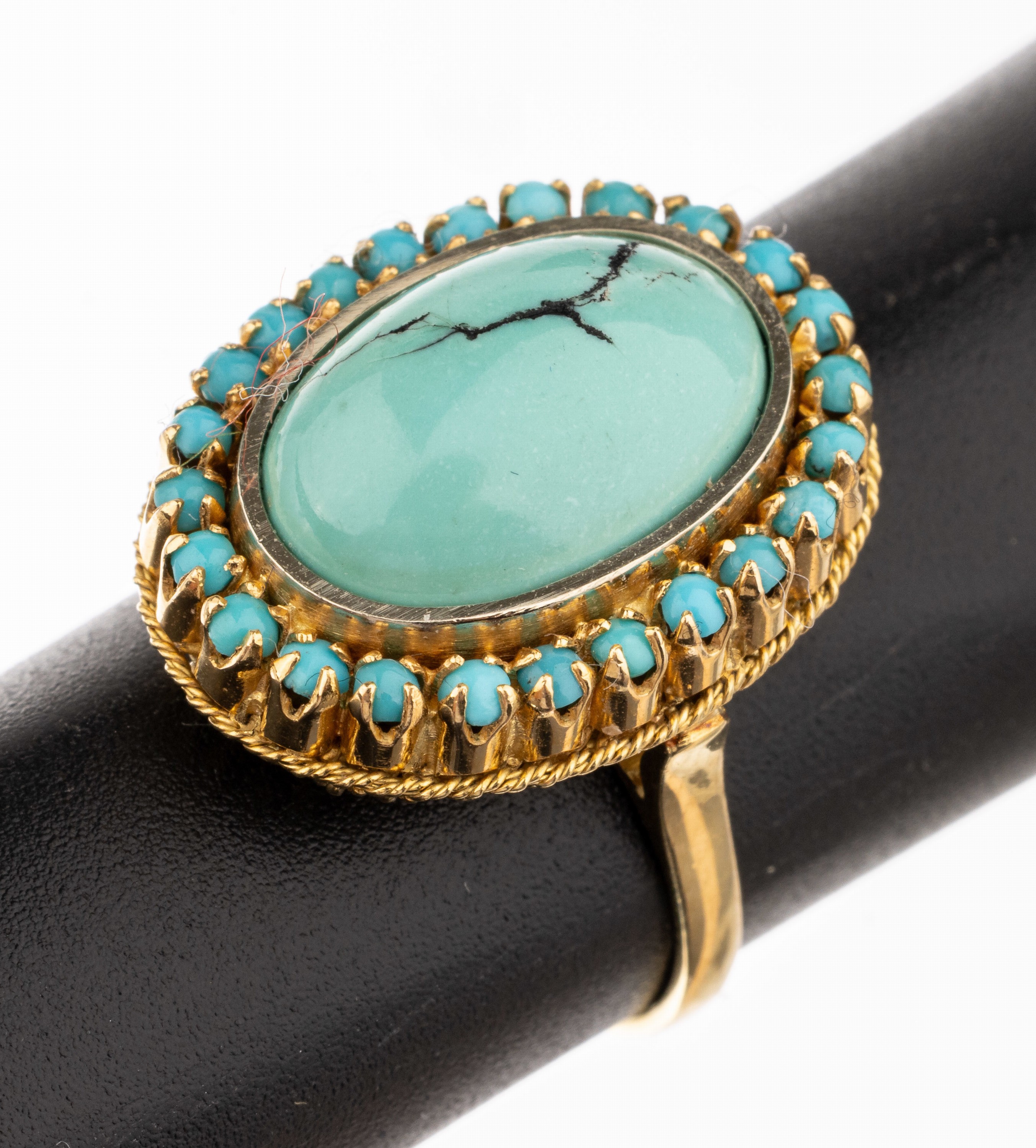 18 kt Gold Türkis-Ring, GG 750/000, mittig ovaler Türkis-Cabochon, umgeben von kl. rundenTürkis-Cabochons, Unterkaderung mit ...