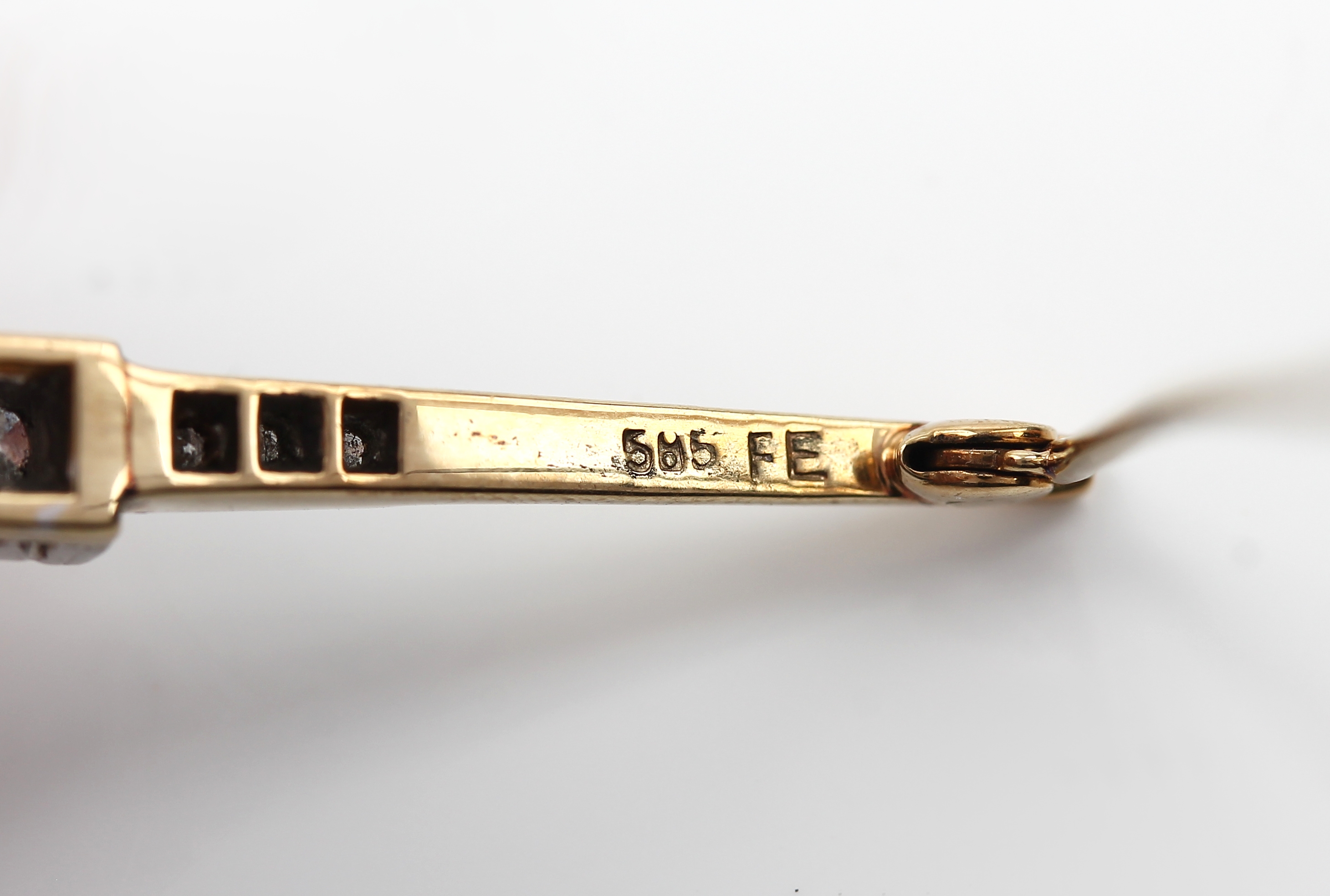 Detail a: 14 kt Gold Diamant-Brosche, 1930/40er Jahre, GG/WG 585/000, 3 Brillanten und 6 8/8- Diamanten zus. ca. 0.36 ct Weiß/si, 5.5 g