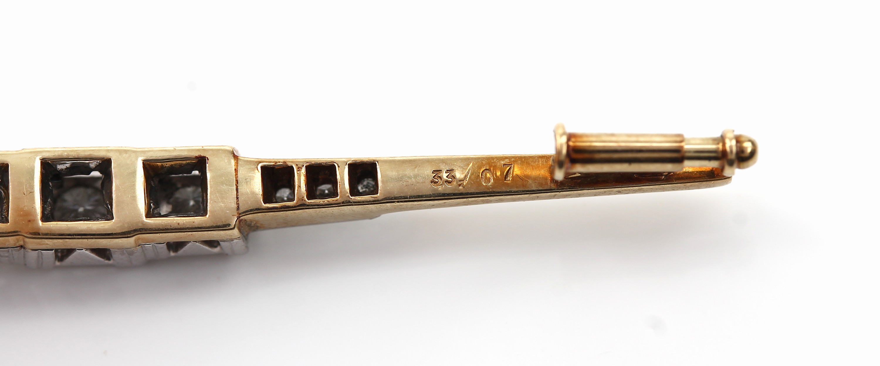 Detail b: 14 kt Gold Diamant-Brosche, 1930/40er Jahre, GG/WG 585/000, 3 Brillanten und 6 8/8- Diamanten zus. ca. 0.36 ct Weiß/si, 5.5 g