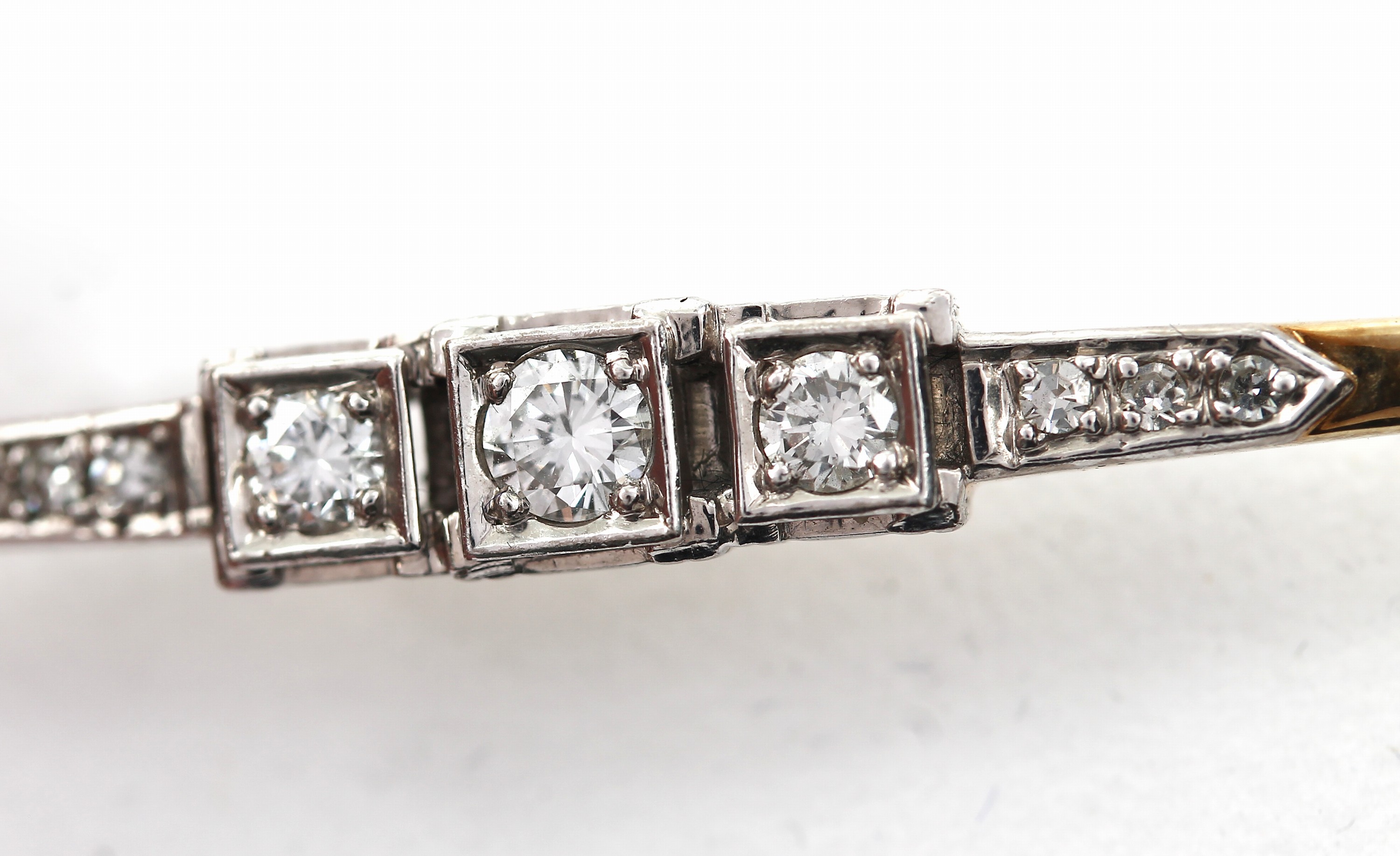 Detail c: 14 kt Gold Diamant-Brosche, 1930/40er Jahre, GG/WG 585/000, 3 Brillanten und 6 8/8- Diamanten zus. ca. 0.36 ct Weiß/si, 5.5 g