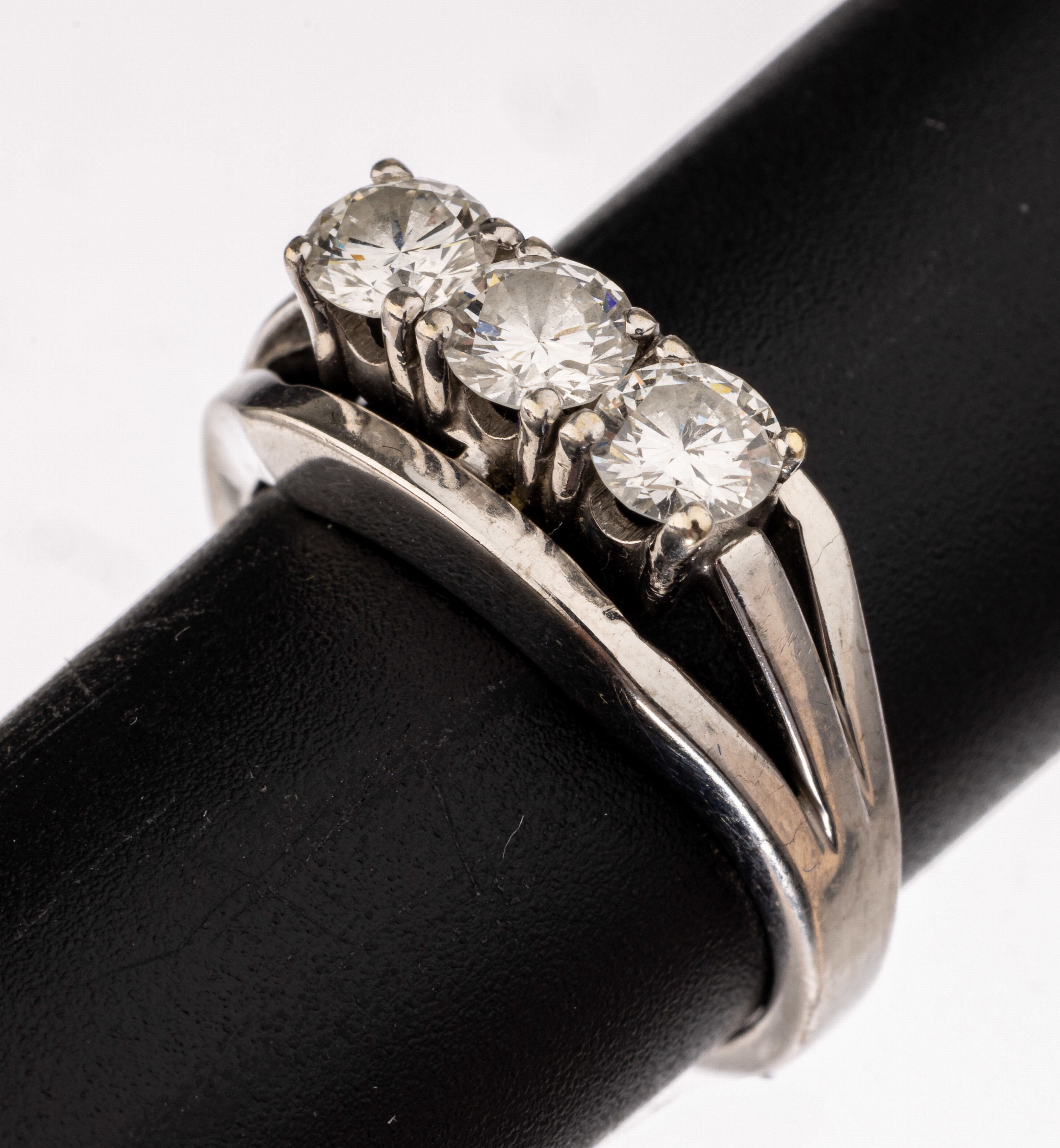 14 kt Gold Brillant-Ring, WG 585/000, 3 Brillanten zus. ca. 1.00 ct (grav.) Weiß/si, RW 55, ca. 6.6 g