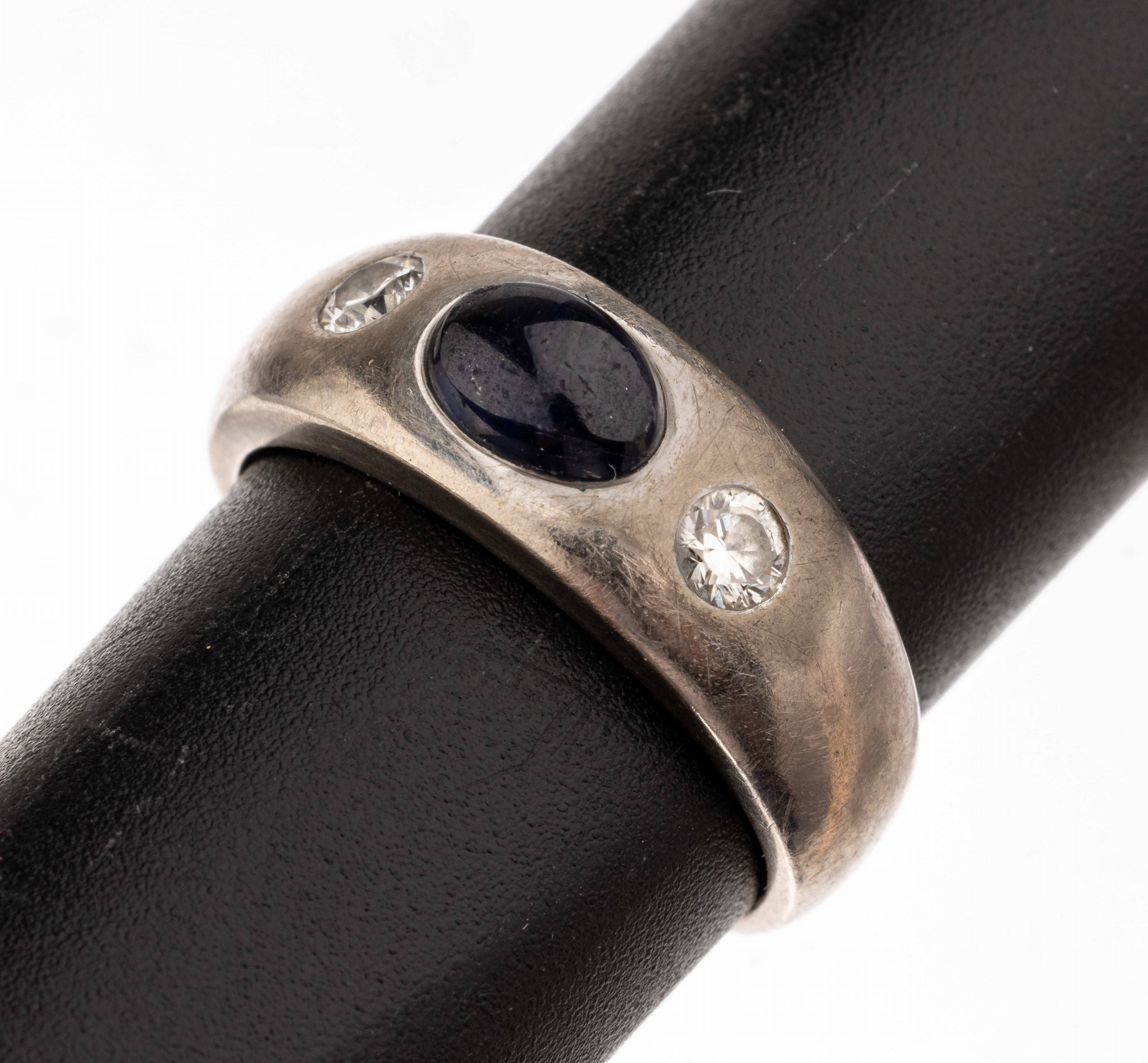18 kt Gold Saphir-Brillant-Ring, WG 750/000, mittig ovaler Saphir-Cabochon ca. 0.20 ct, 2 Brillanten zus. ca. 0.20 ct Weiß/si, RW 53, ca. 7.6 g