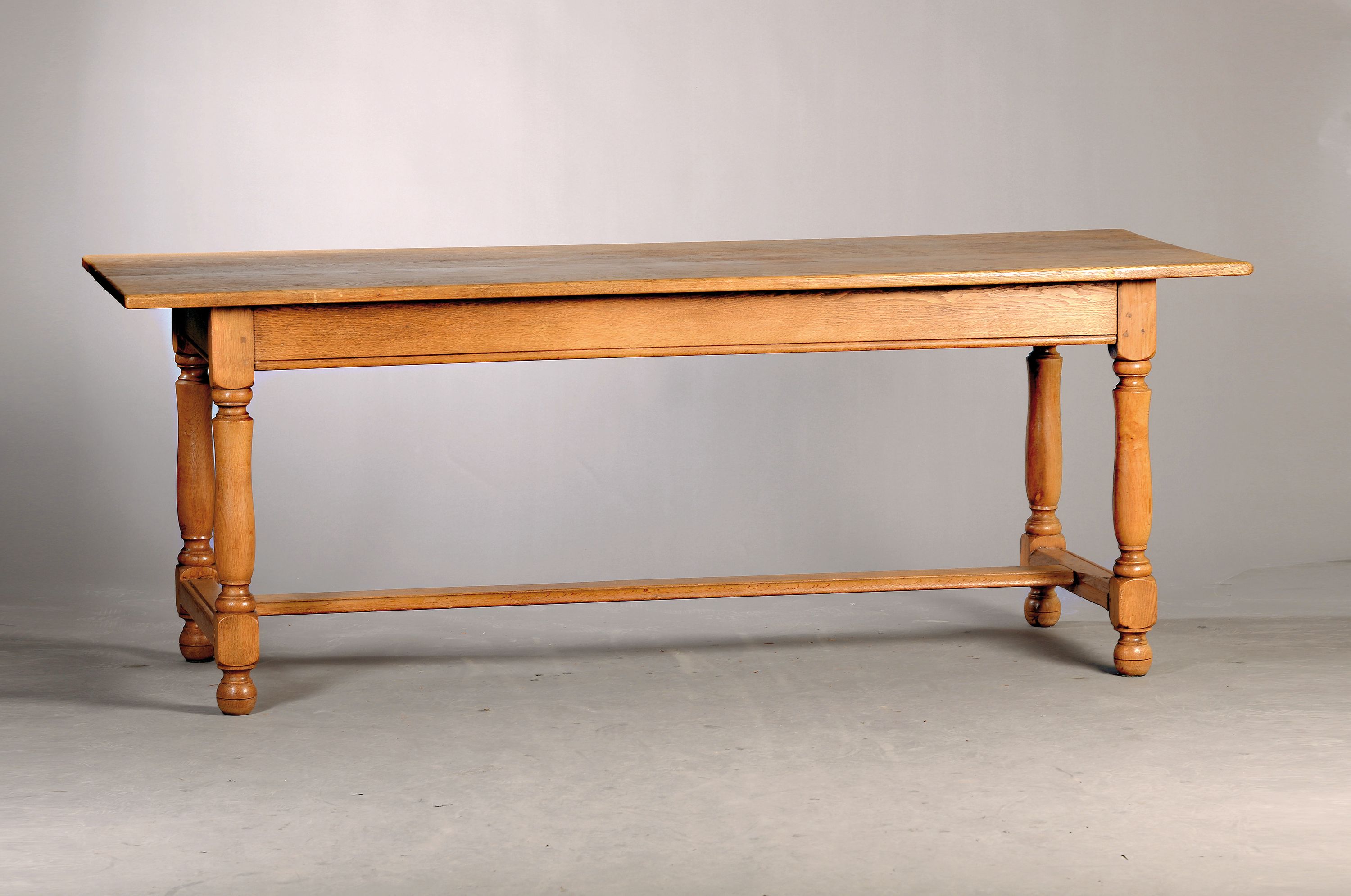Refektoriumstisch, 19.Jh., Eiche massiv Unterteil aus kräftigen gedrechselten Beinen mit Mittelstrebe, ca. 76 x 200 x 77 cm, EZ 2