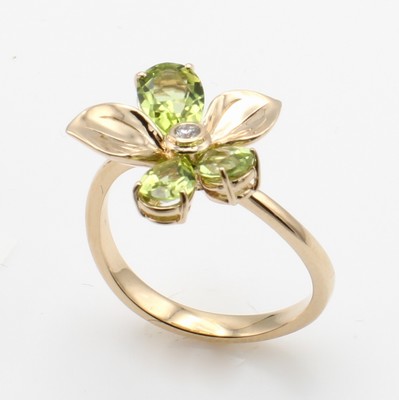 Image Ring "Blüte" mit Peridots und Brillant
