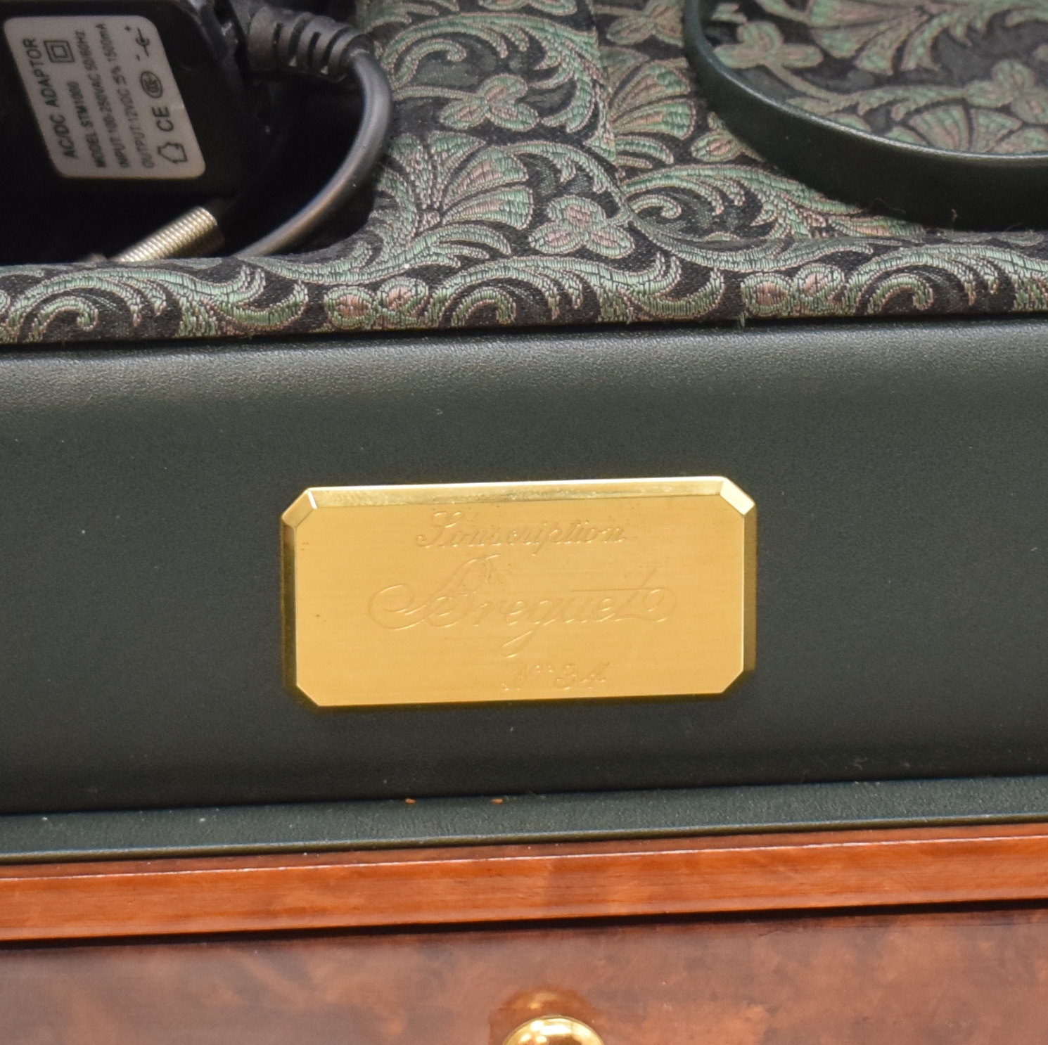 Detail h: BREGUET Uhrenkasten mit integriertem Beweger Souscription No. 34, Wurzelholz, über Hebel zu öffnen, 1 Schublade, integrierter automatischer Aufzug, ...