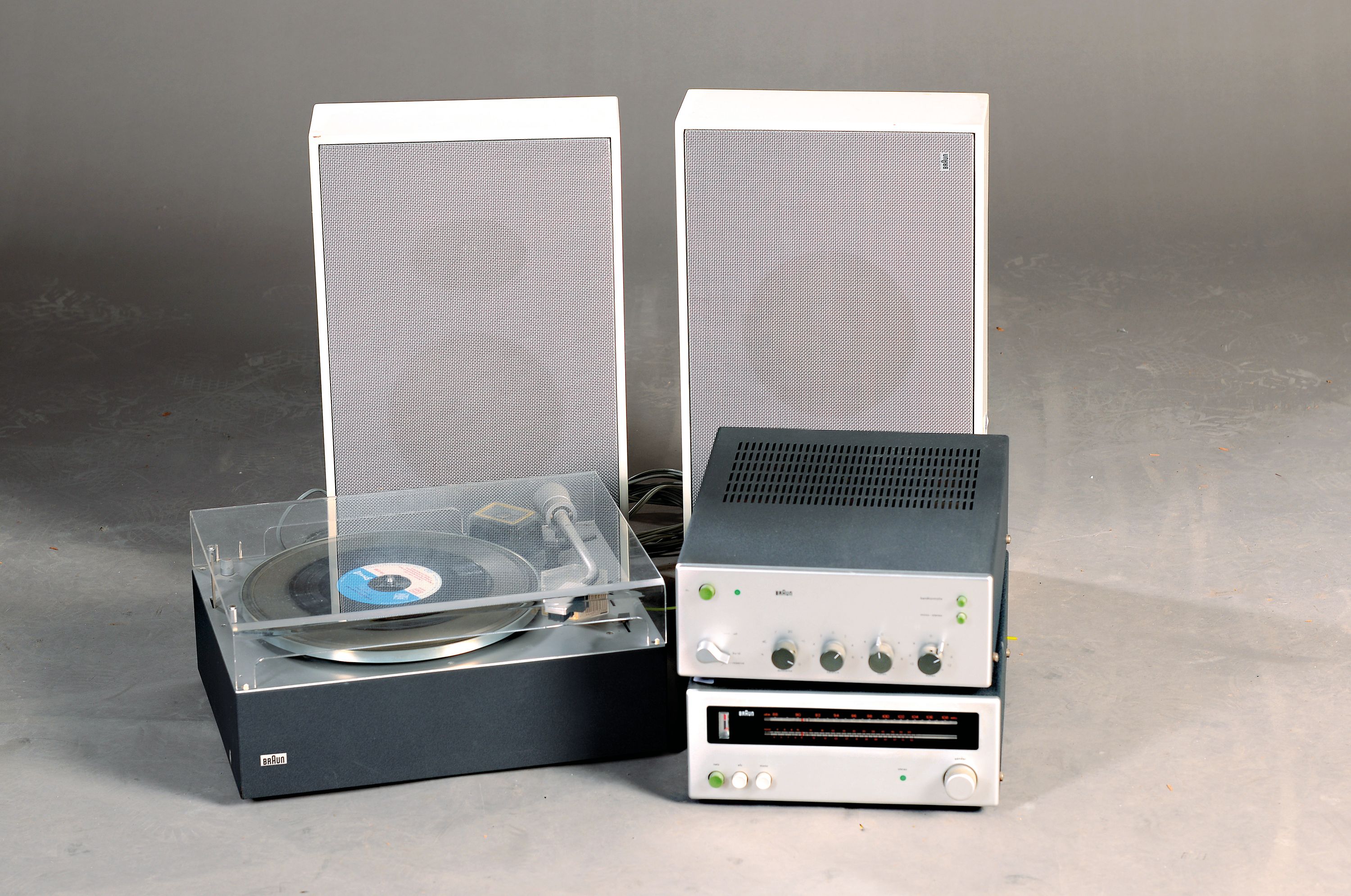 Braun Stereo-Anlage: Plattenspieler PS 410, mit Rundfunkempfangsteil, Verstärker und einem Paar Lautsprecher, Bj. 1967/68, Gehäuse mit zeittyp. ...