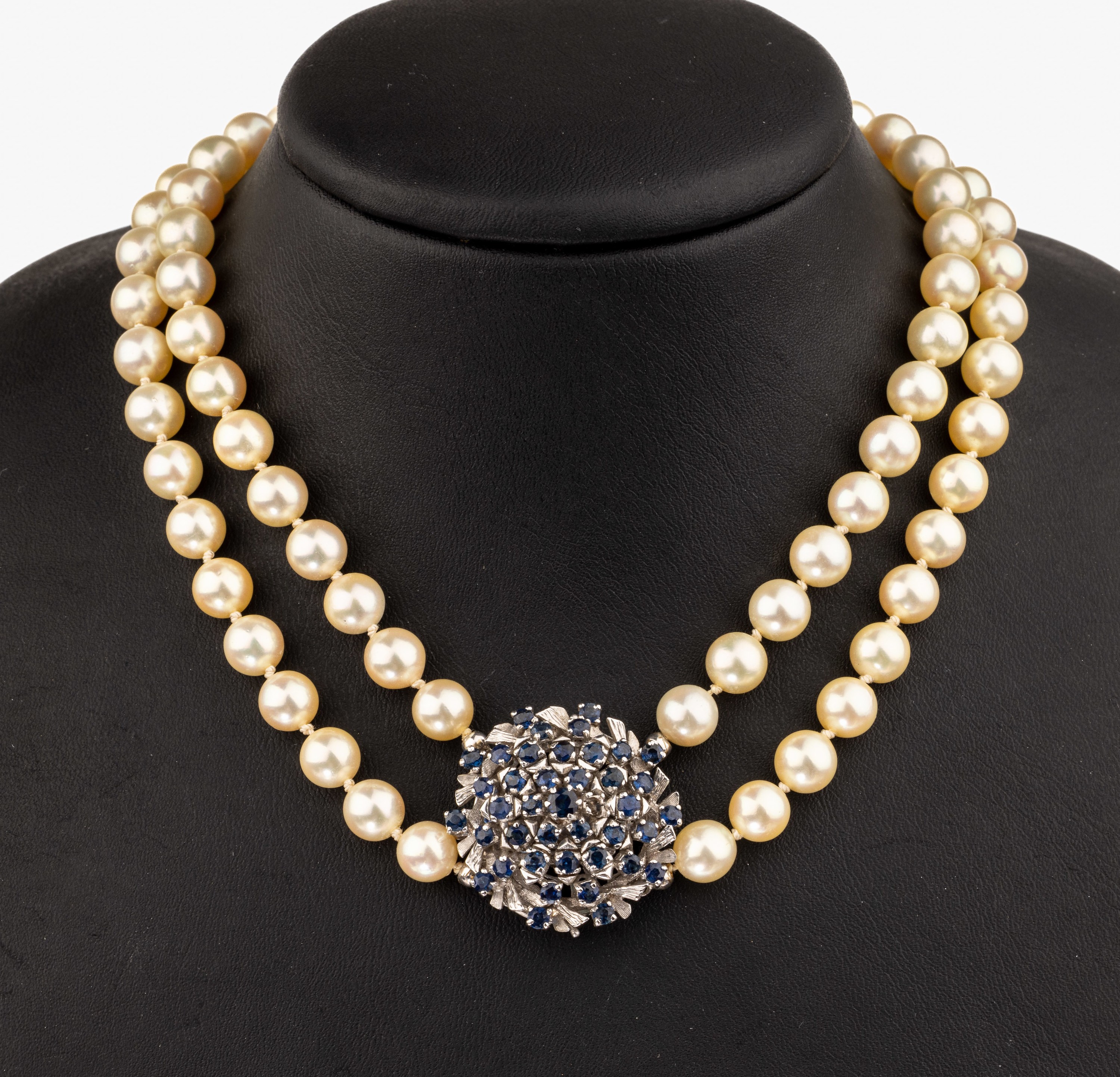 Zuchtperl-Collier mit 18 kt Gold Saphir- Schließe, WG 750/000, Akoyazuchtperlen, D. ca. 7.4 - 7.8 mm, Schließe, D. ca. 3 cm, mit rundfacett. ...