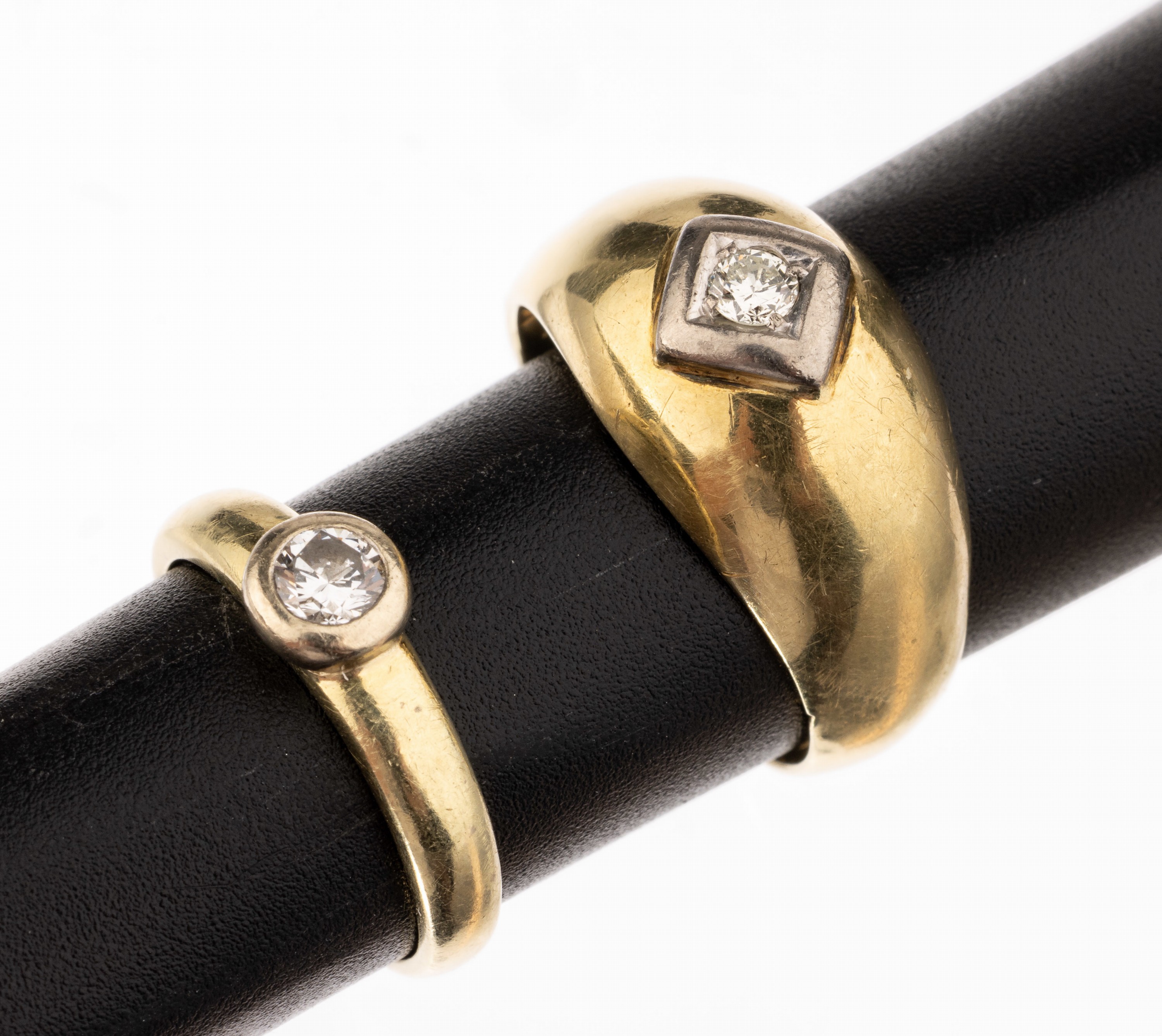 Konvolut 2 14 kt Gold Brillant-Ringe, GG 585/000, 1 x Brillant ca. 0.26 ct (grav.) Weiß/vs, 1 x Brillant in WG gefasst ca. 0.10 ct get.Weiß/si, ...