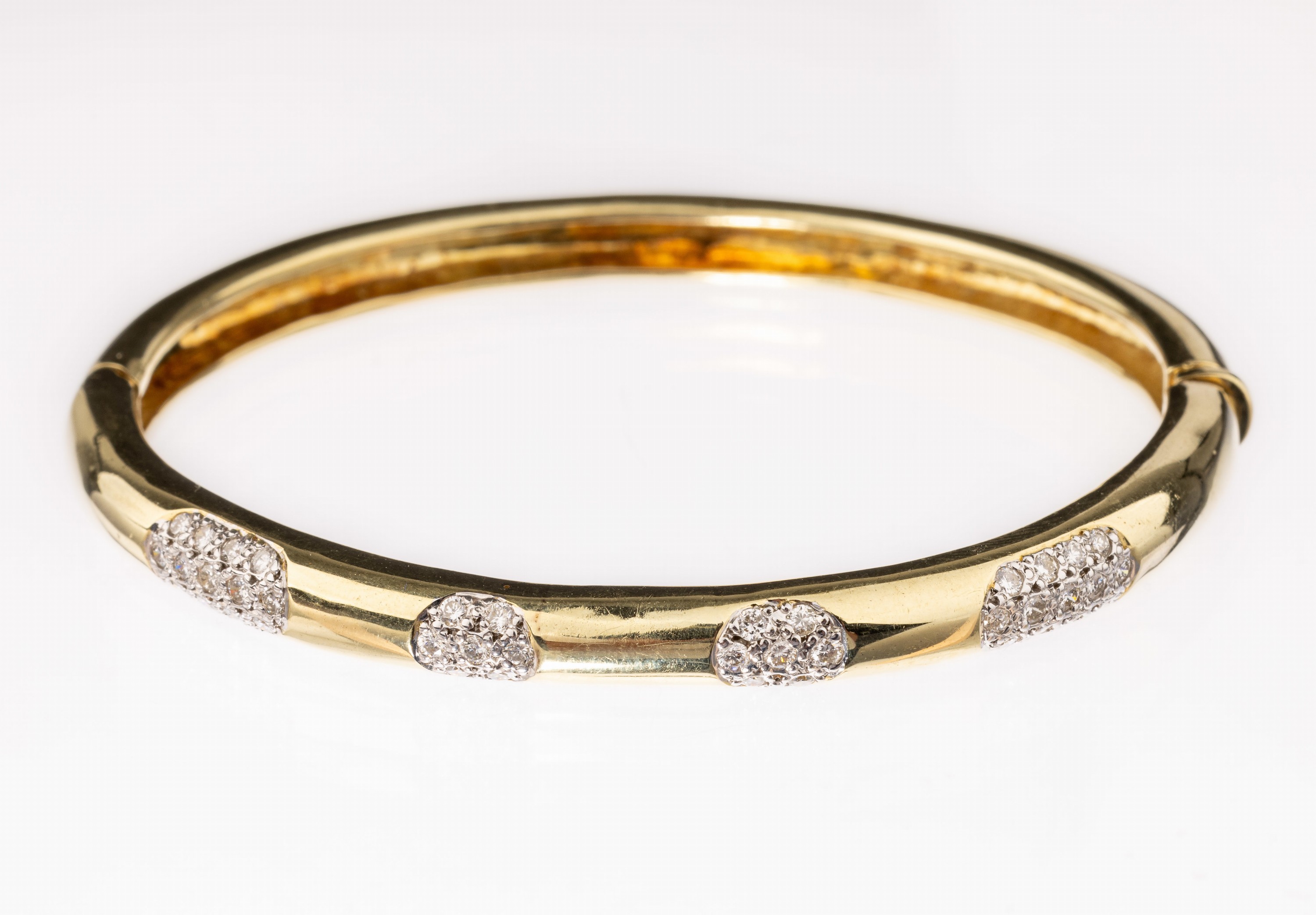 14 kt Gold Brillant-Armreif, GG 585/000, 40 Brillanten zus. ca. 0.60 ct Weiß/si, Klappscharnier zu richten, ca. 31.8 g, D. ca. 6 x 5.2 cm