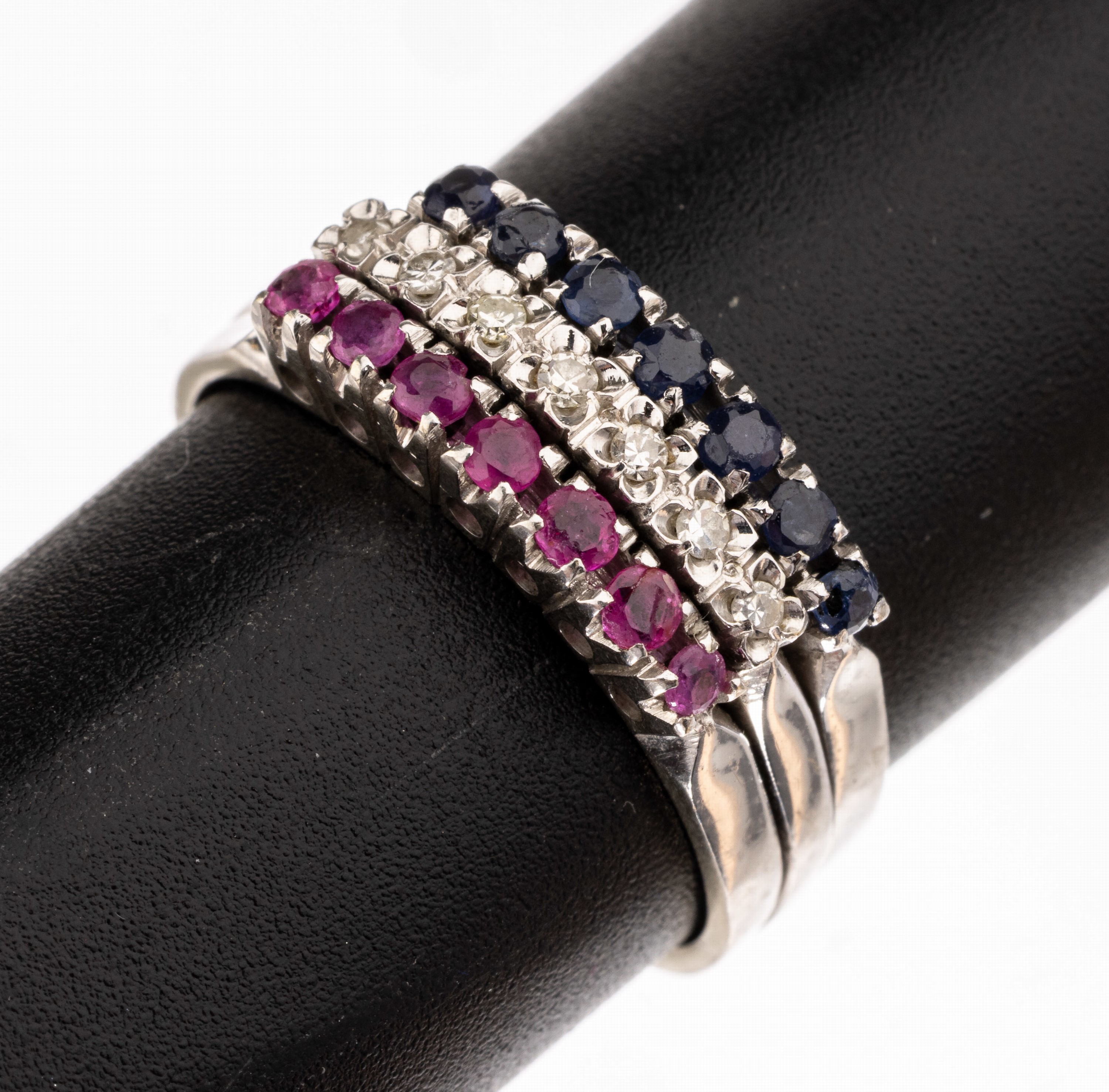 18 kt Gold Farbstein-Diamant-Ringtrio, WG 750/000, 7 rundfacett. Rubine und Saphire zus.ca. 0.14 ct, 7 8/8-Diamanten zus. ca. 0.06 ct ...
