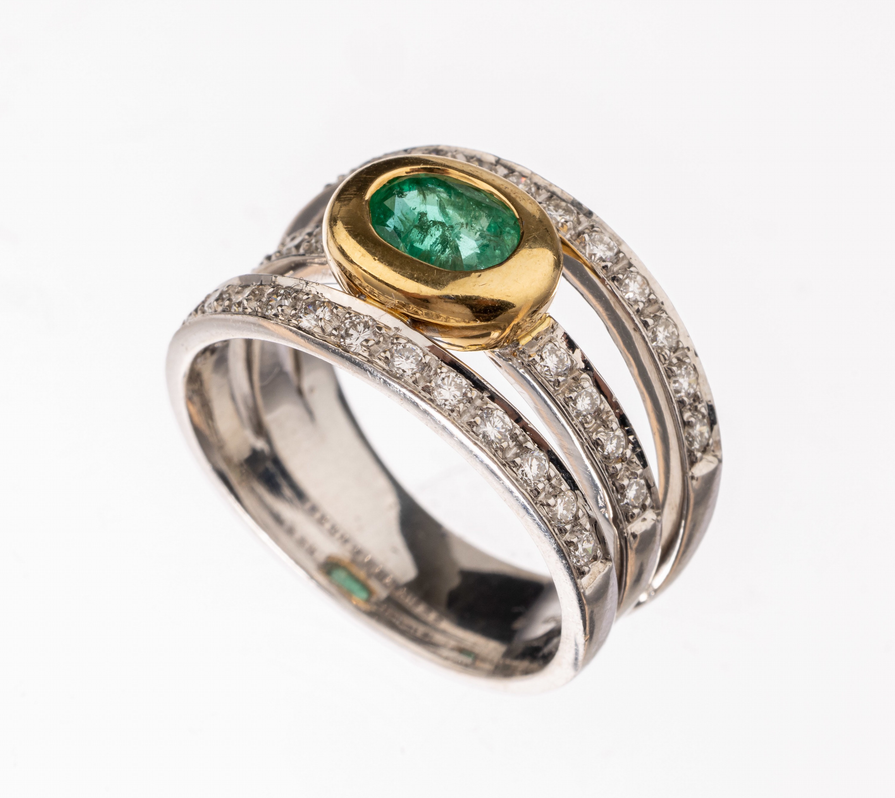 18 kt Gold Smaragd-Brillant-Ring, WG/GG 750/000, dreigeteilte Ringschiene, mittig in GG gefasster ovalfacett. Smaragd ca. 0.40 ct, 34 Brillanten ...