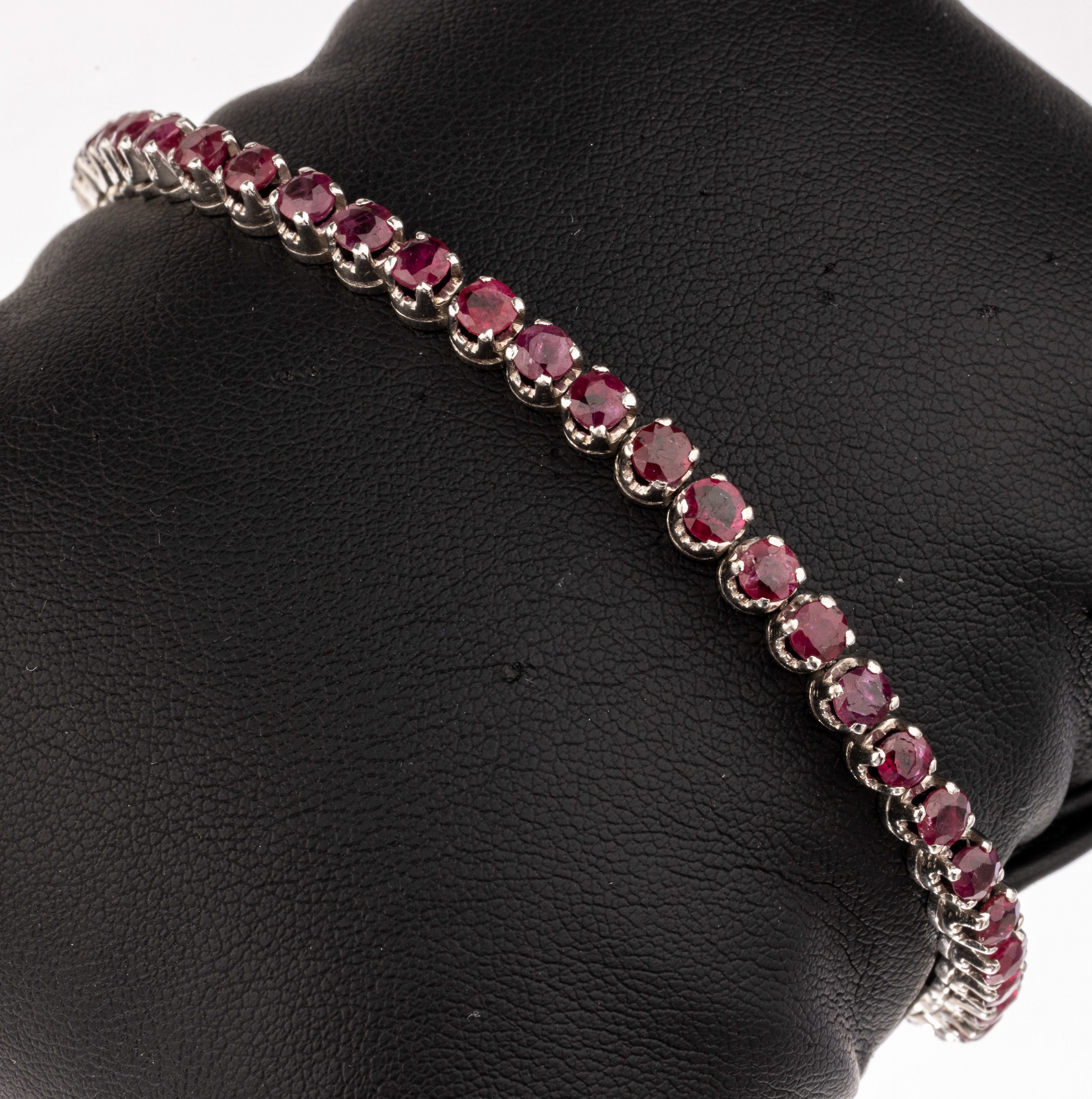 14 kt Gold Rubin-Armband, WG 585/000, 42 rundfacett. Rubine zus. ca. 8.0 ct, L. ca. 17.5 cm, Kastenschloss mit Sicherheitskettchen, ca. 11.4 g