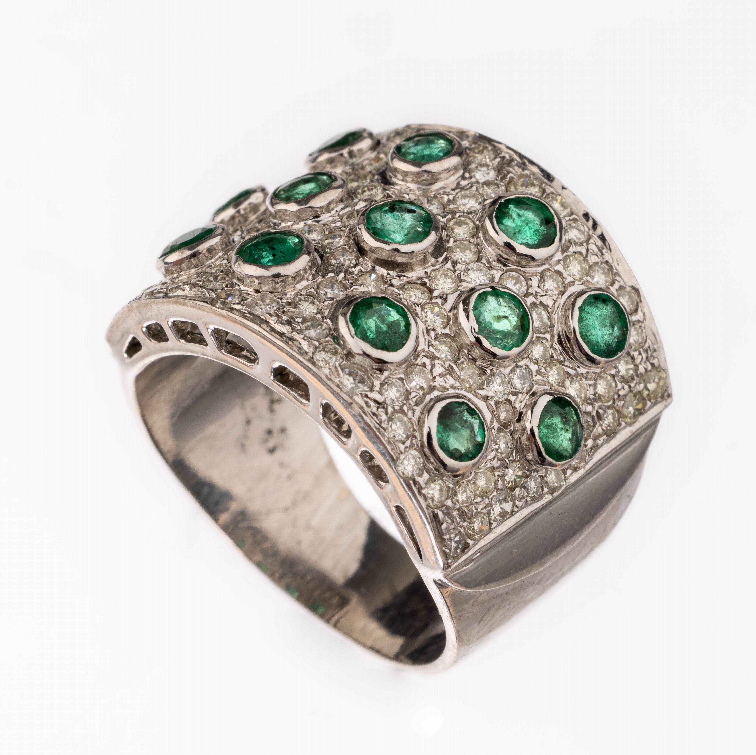 18 kt Gold Smaragd-Brillant-Ring, WG 750/000, 13 rundfacett. erhaben gefasste Smaragde zus. ca. 0.70 ct, ca. 110 Brillanten zus. ca. 1.0 ct ...