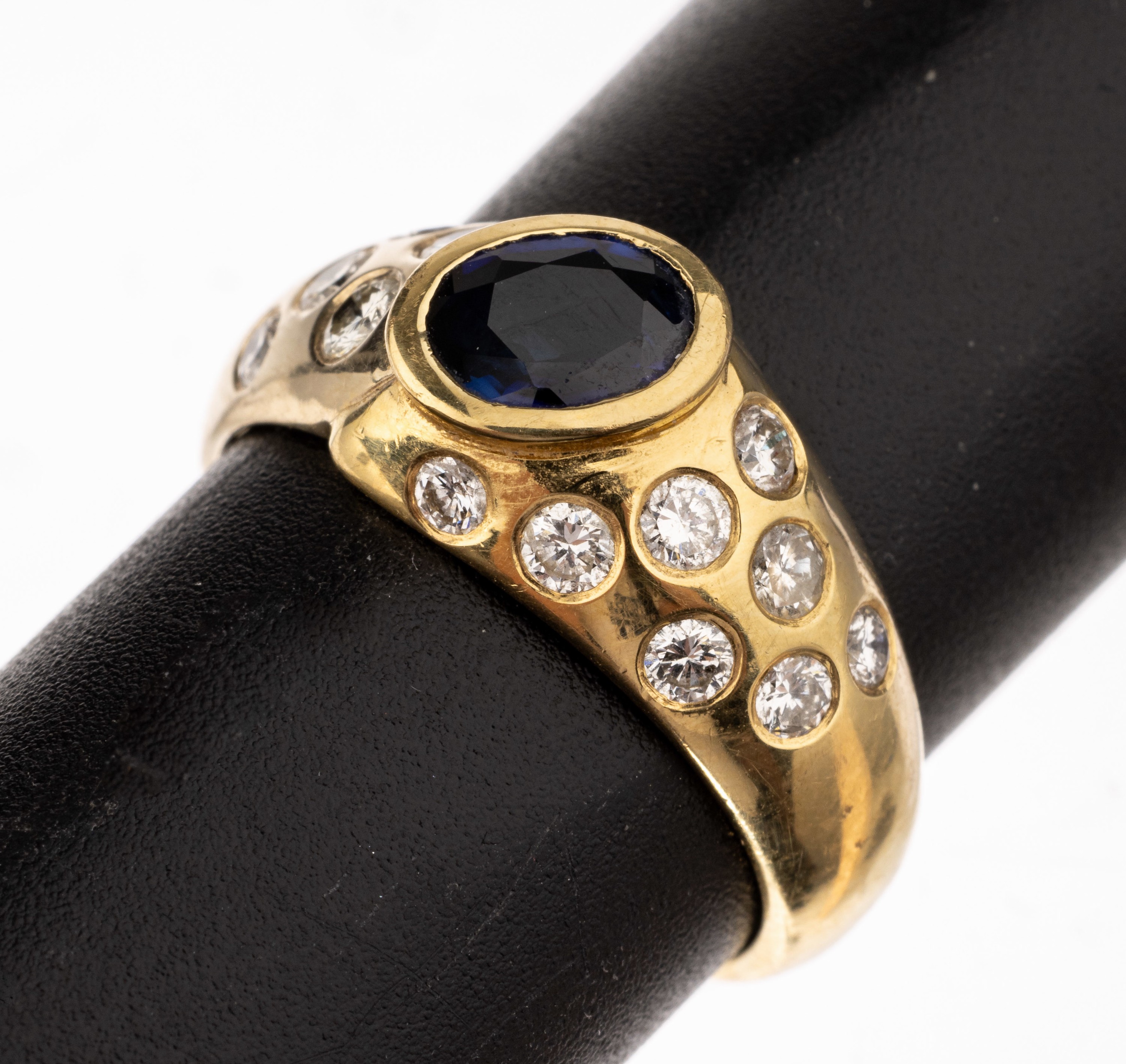 18 kt Gold Saphir-Brillant-Ring, GG 750/000, ovalfacett. Saphir ca. 0.80 ct, 14 Brillanten zus. ca. 0.56 ct Weiß/si-p, RW 57, ca. 6.6 g