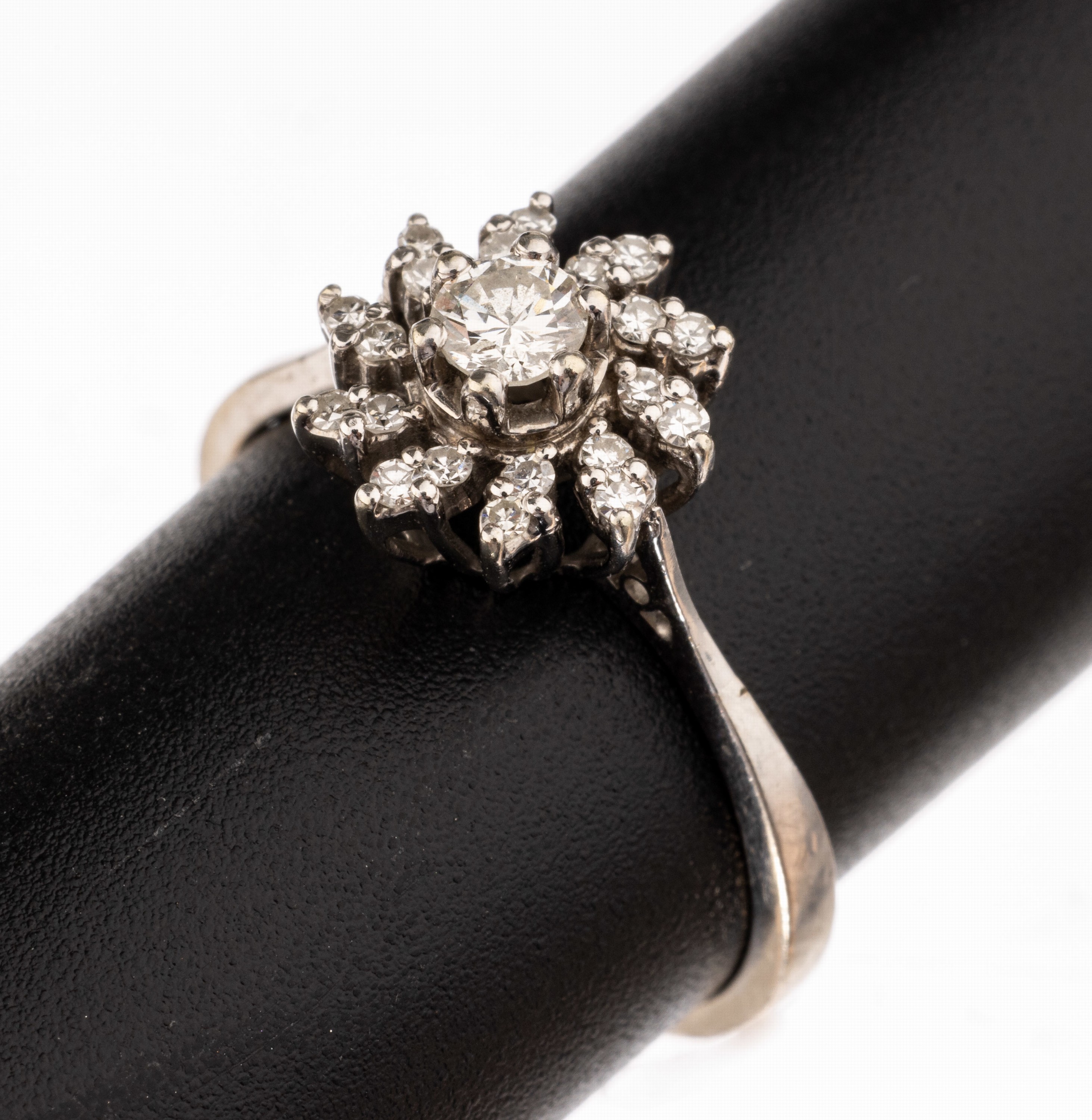 18 kt Gold Diamant-Ring, WG 750/000, mittigerhaben gefasster Brillant ca. 0.15 ct Weiß/si, umgeben von 20 8/8-Diamanten zus. ca. 0.10 ct Weiß/si, ...