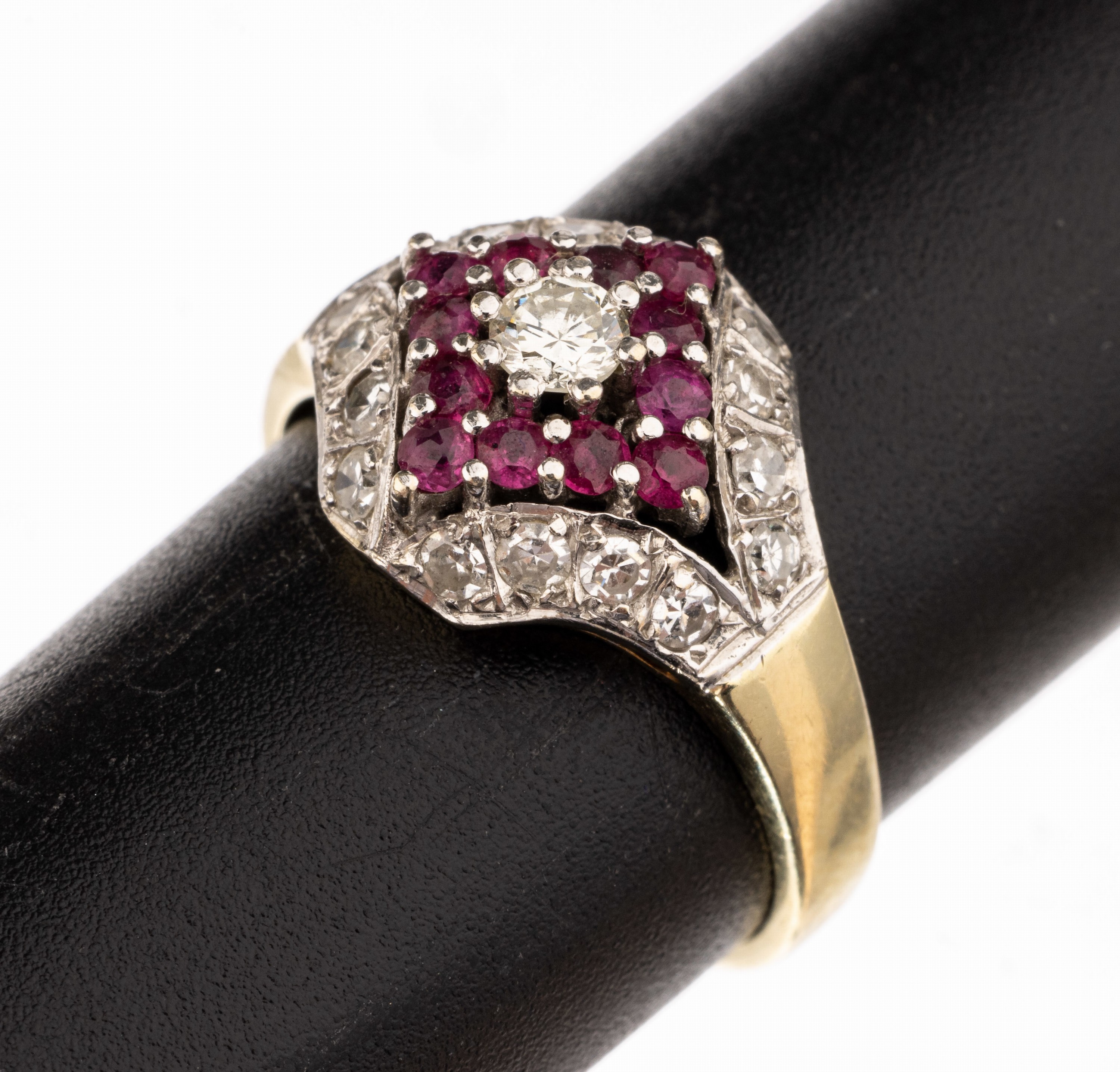 14 kt Gold Rubin-Diamant-Ring, GG/WG 585/000, 1 Brillant und 16 8/8-Diamanten zus. ca. 0.54 ct Weiß/si, 12 rundfacett. Rubine zus. ca. 0.24 ct, RW ...