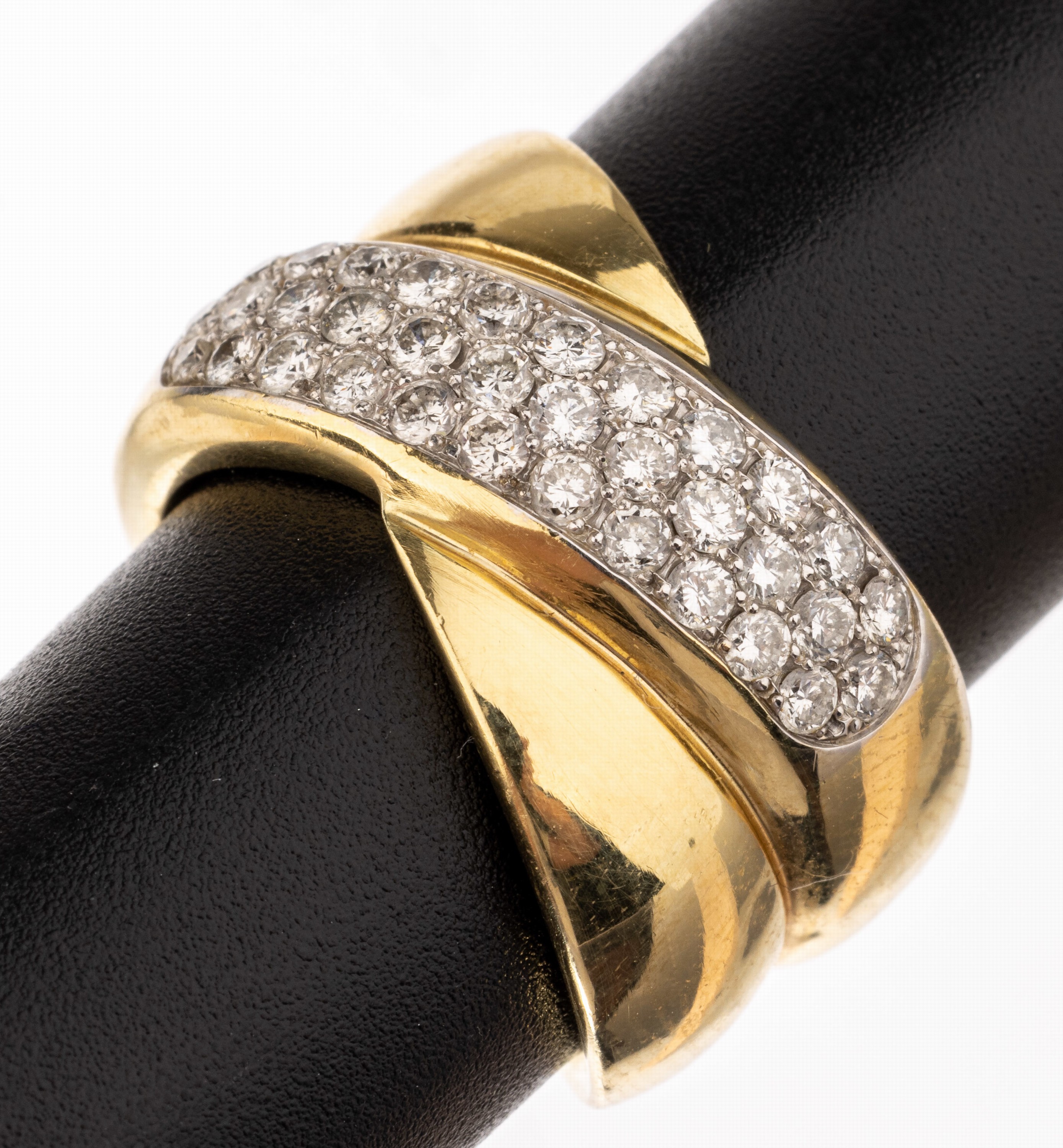 18 kt Gold Brillant-Ring, GG 750/000 gepr.,gekreuzte Ringschiene, 34 Brillanten zus. ca. 0.68 ct Weiß/si, RW 54, ca. 12.8 g