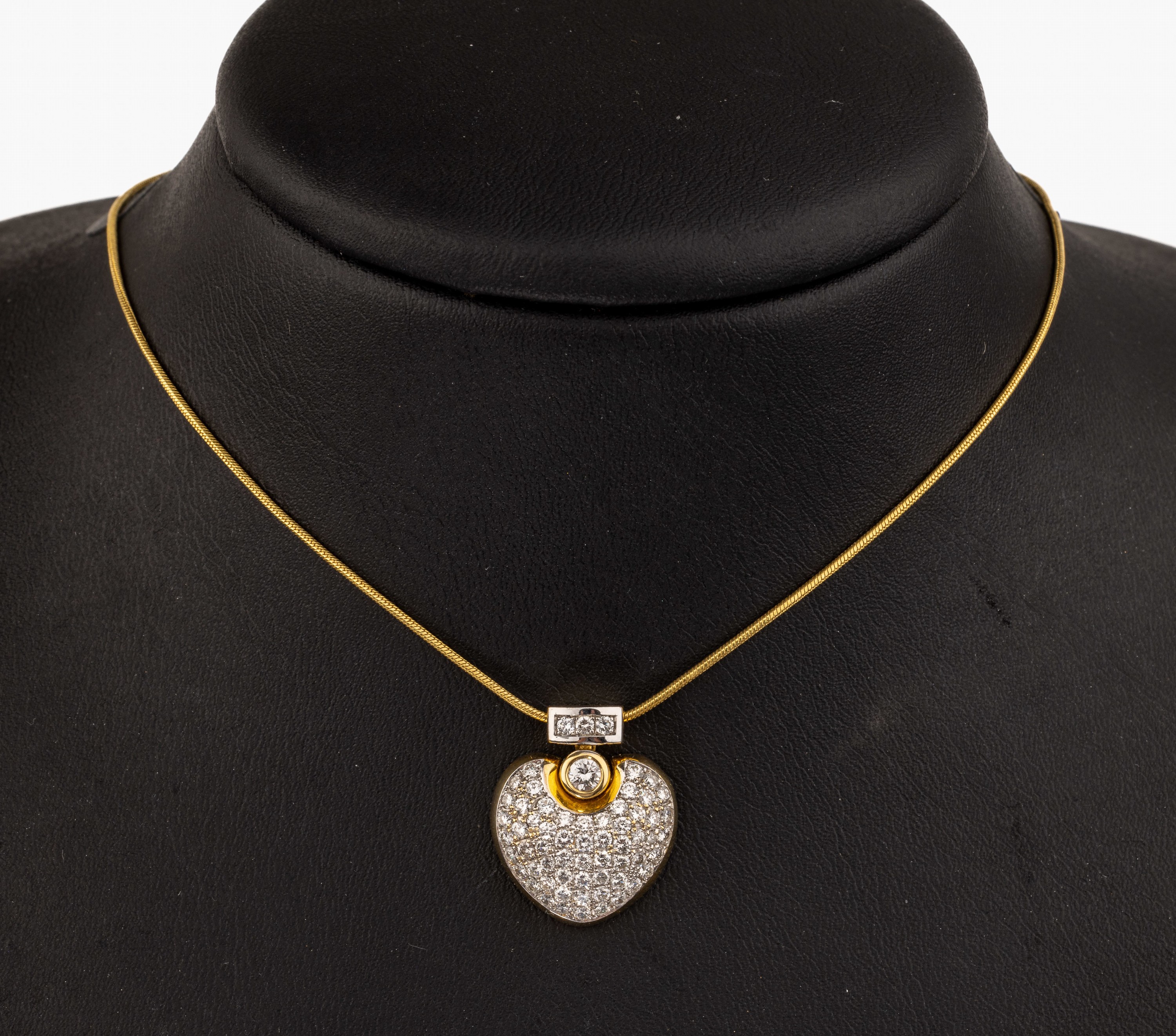 18 kt Gold Brillant-Herzanhänger, GG 750/000, 60 Brillanten zus. ca. 1.28 ct feines Weiß-Weiß/si, an Schlangenkette, GG 750/000, L. ca. 45 cm, ...