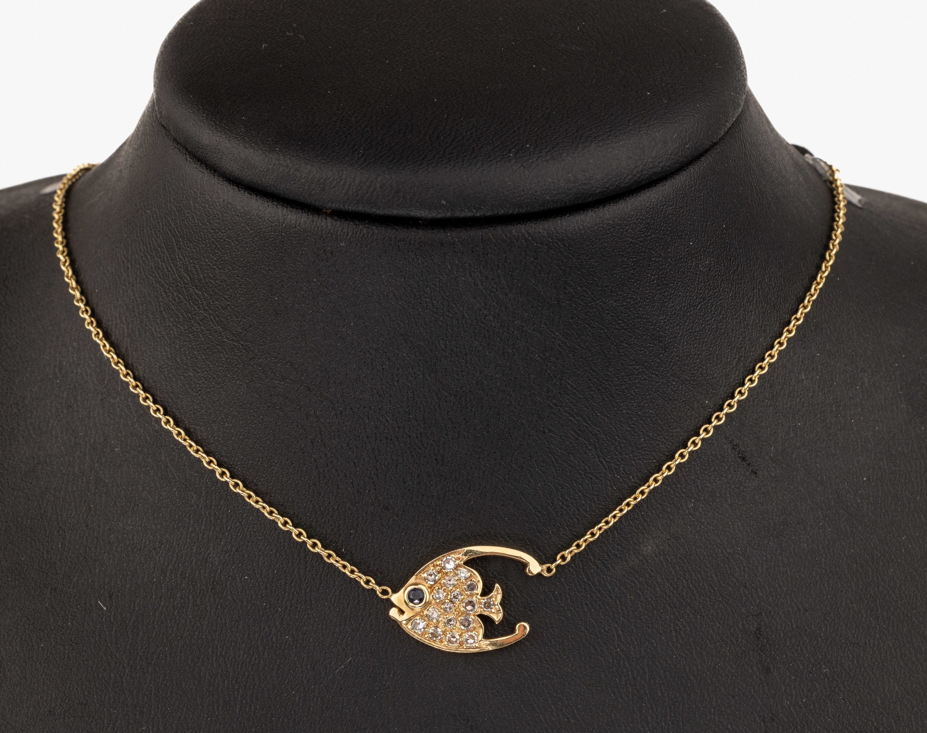 14 kt Gold Diamant-Saphir-Collier, GG 585/000, Mittelteil in Form eines Fischs, 17 8/8-Diamanten zus. ca. 0.20 ct Weiß/si, Auge 1 rundfacett. ...