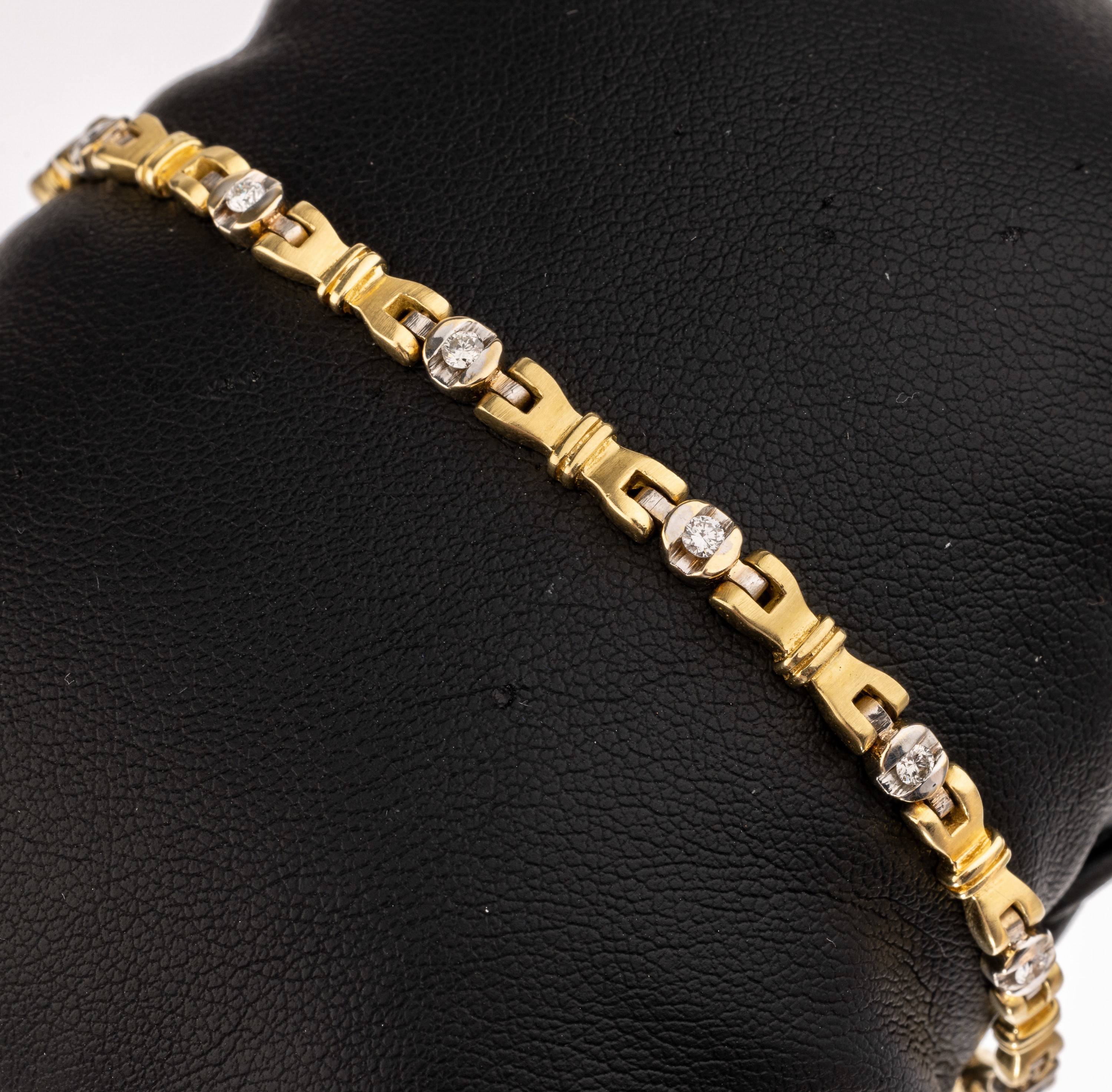 18 kt Gold Brillant-Armband, GG/WG 750/000,GG sat., 12 in WG gefasste Brillanten zus. ca.0.36 ct Weiß/si, L. ca. 19 cm, Kastenschloss mit 2 ...