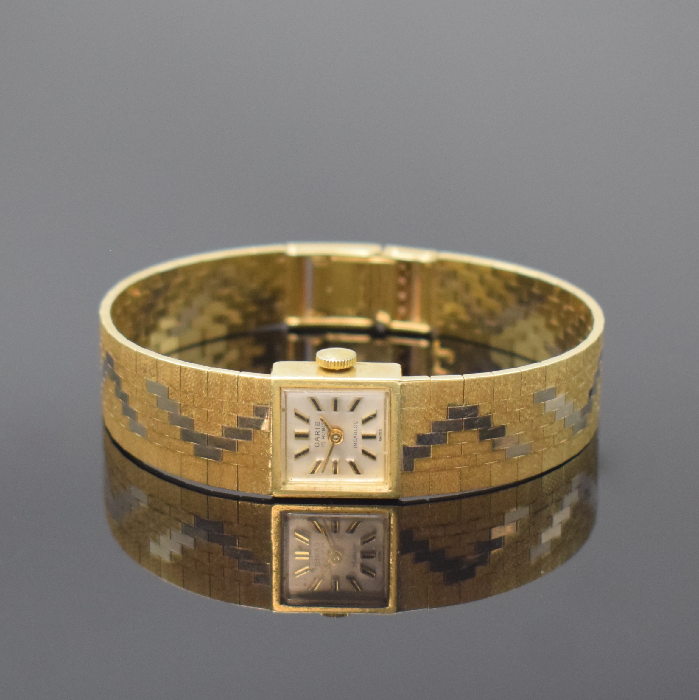 CARIB Damenarmbanduhr in GG 585/000, Schweiz um 1970, Handaufzug, Boden aufgedr., silb. Zifferbl. m. aufges. Std.-Ind., gold. Zeiger, Kal. AS 1977, ...