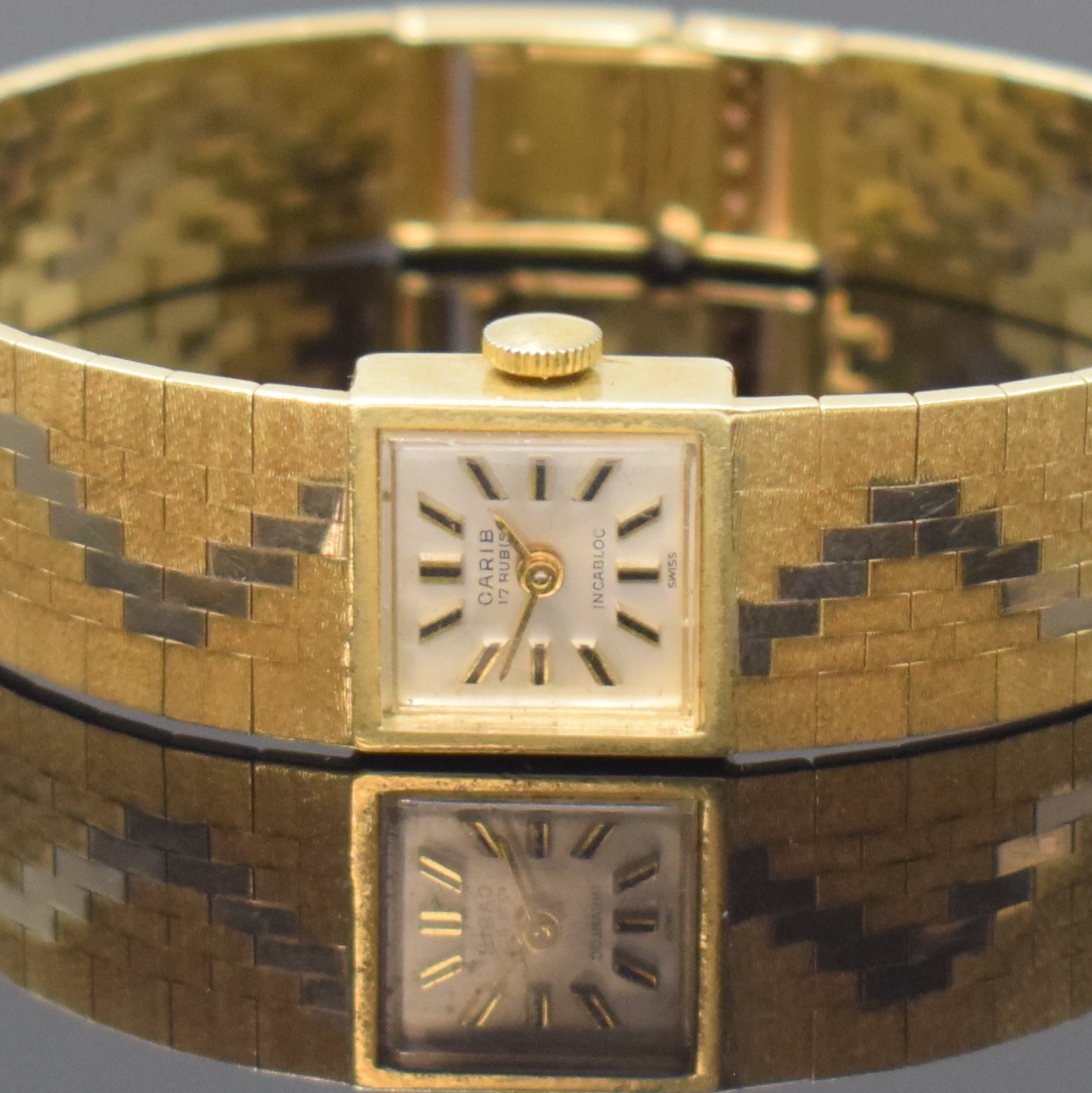 Detail a: CARIB Damenarmbanduhr in GG 585/000, Schweiz um 1970, Handaufzug, Boden aufgedr., silb. Zifferbl. m. aufges. Std.-Ind., gold. Zeiger, Kal. AS 1977, ...
