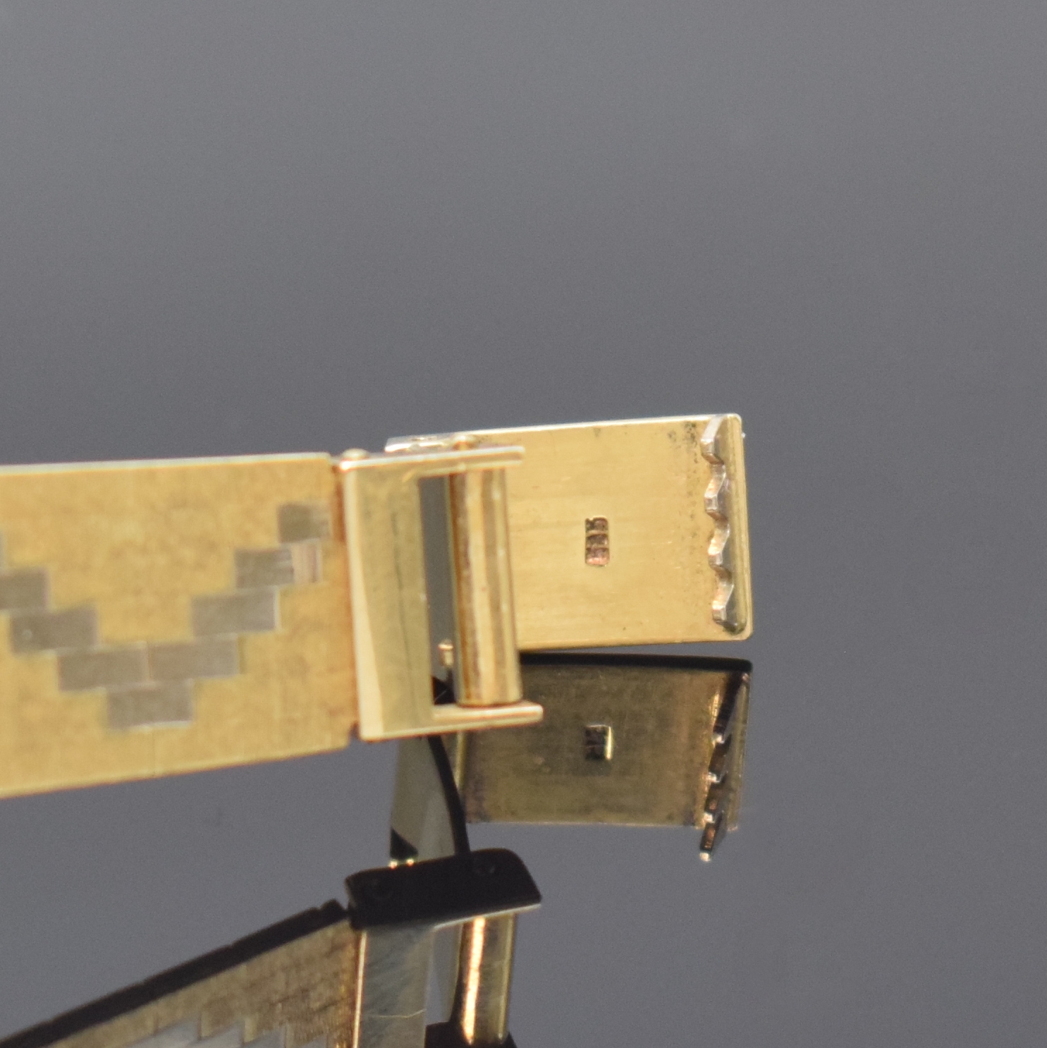 Detail b: CARIB Damenarmbanduhr in GG 585/000, Schweiz um 1970, Handaufzug, Boden aufgedr., silb. Zifferbl. m. aufges. Std.-Ind., gold. Zeiger, Kal. AS 1977, ...