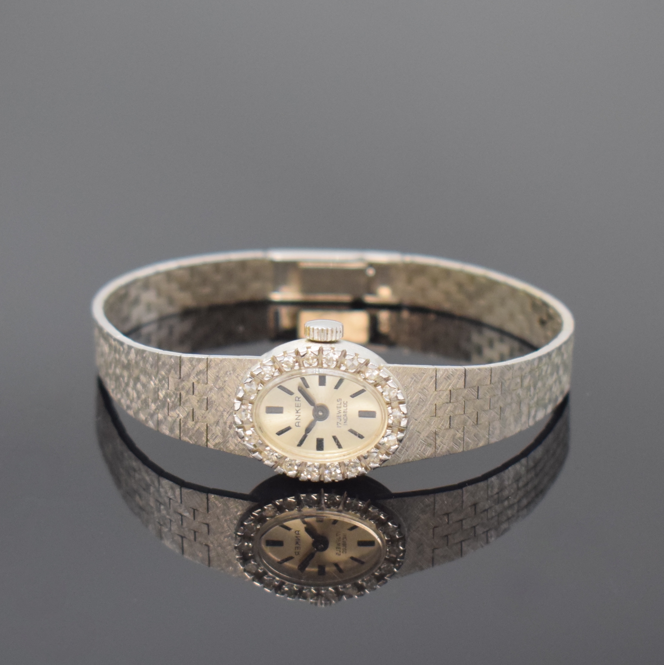 ANKER Damenarmbanduhr in WG 585/000 mit Diamanten, Schweiz um 1970, Handaufzug, Boden aufgedr., Lünette aufw. m. Diamanten bes., silb. Zifferbl. m. ...