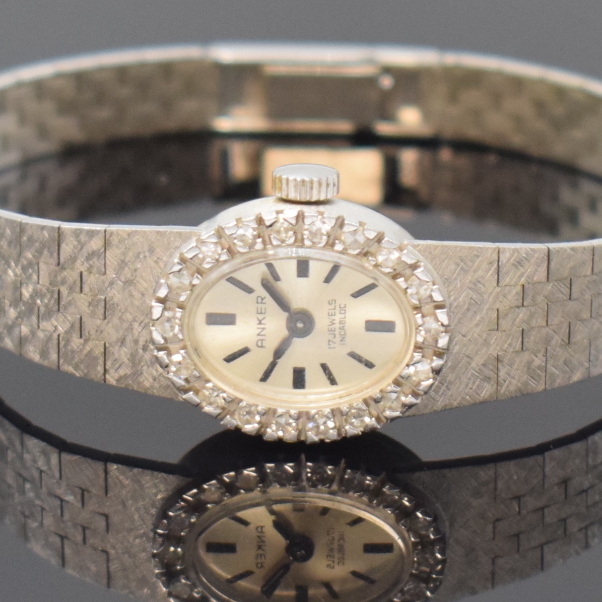 Detail a: ANKER Damenarmbanduhr in WG 585/000 mit Diamanten, Schweiz um 1970, Handaufzug, Boden aufgedr., Lünette aufw. m. Diamanten bes., silb. Zifferbl. m. ...