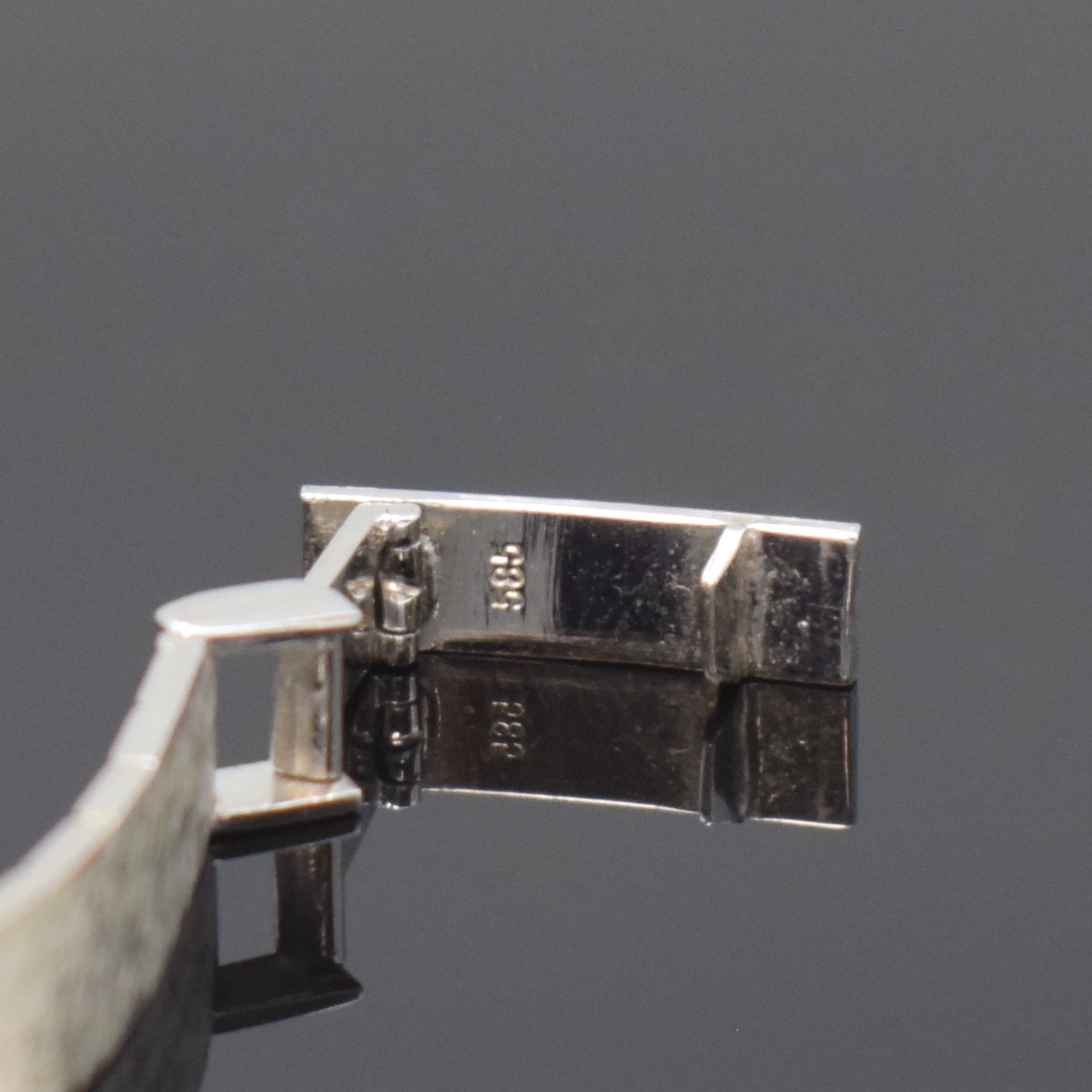 Detail b: ANKER Damenarmbanduhr in WG 585/000 mit Diamanten, Schweiz um 1970, Handaufzug, Boden aufgedr., Lünette aufw. m. Diamanten bes., silb. Zifferbl. m. ...