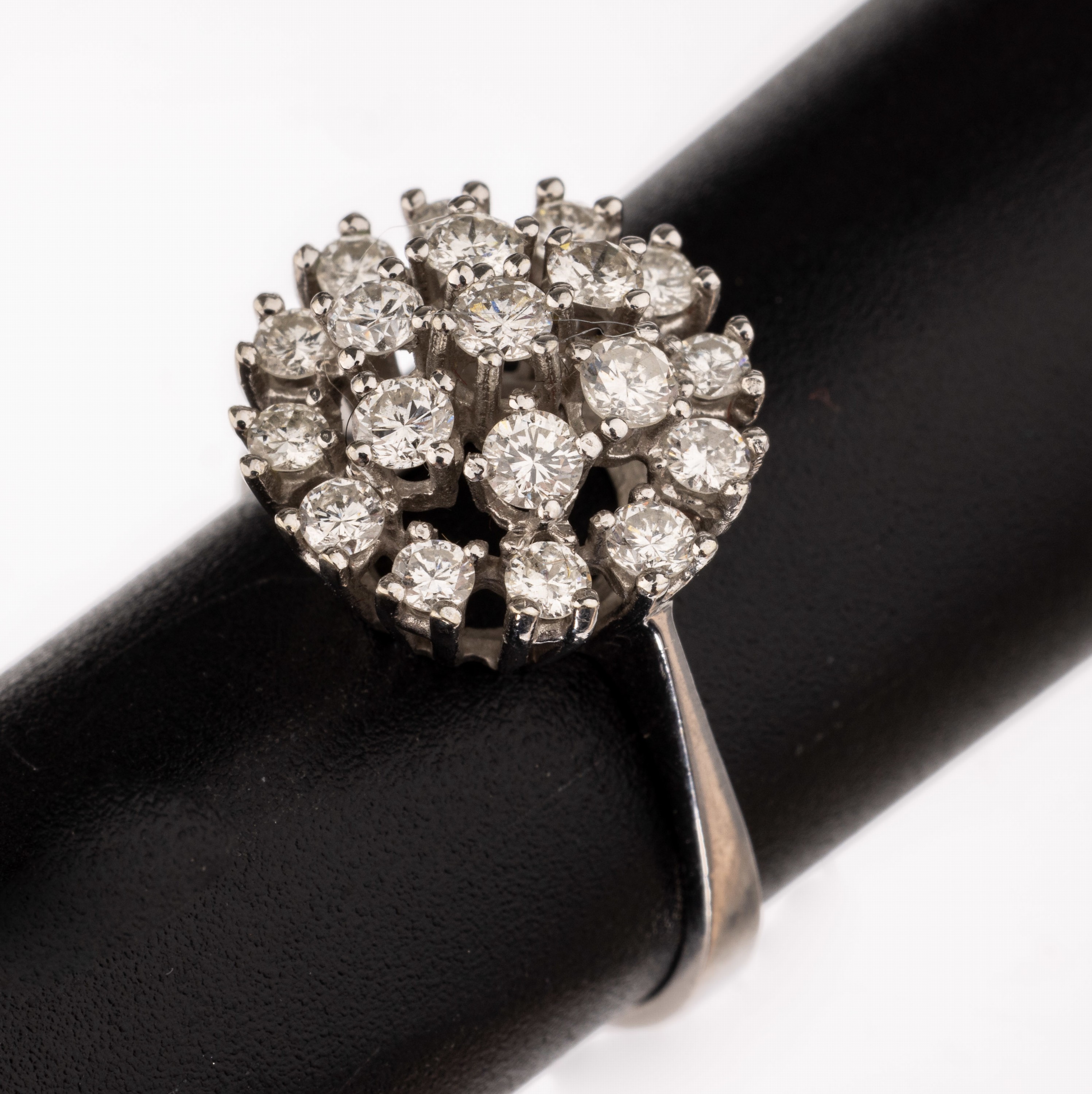 14 kt Gold Brillant-Ring, WG 585/000, 20 Brillanten zus. ca. 1.0 ct (grav.) Weiß/si, RW 55, ca. 4.02 g