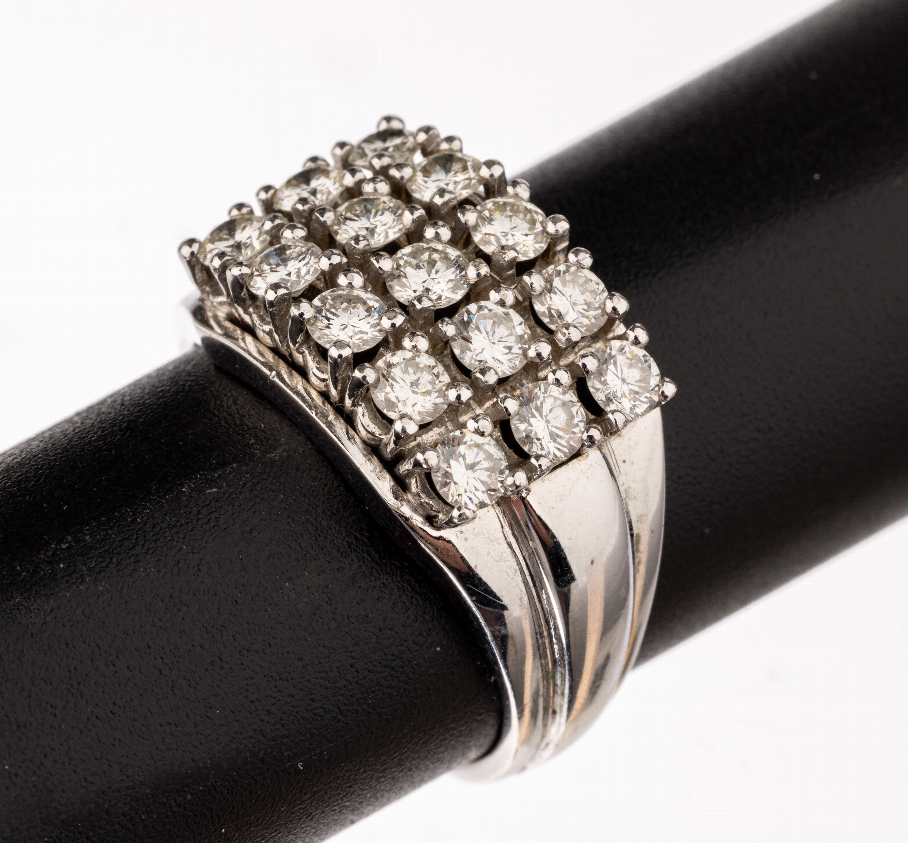 14 kt Gold Brillant-Ring, WG 585/000, 15 Brillanten zus. ca. 1.50 feines Weiß-Weiß/si, RW 57, ca. 7.2 g