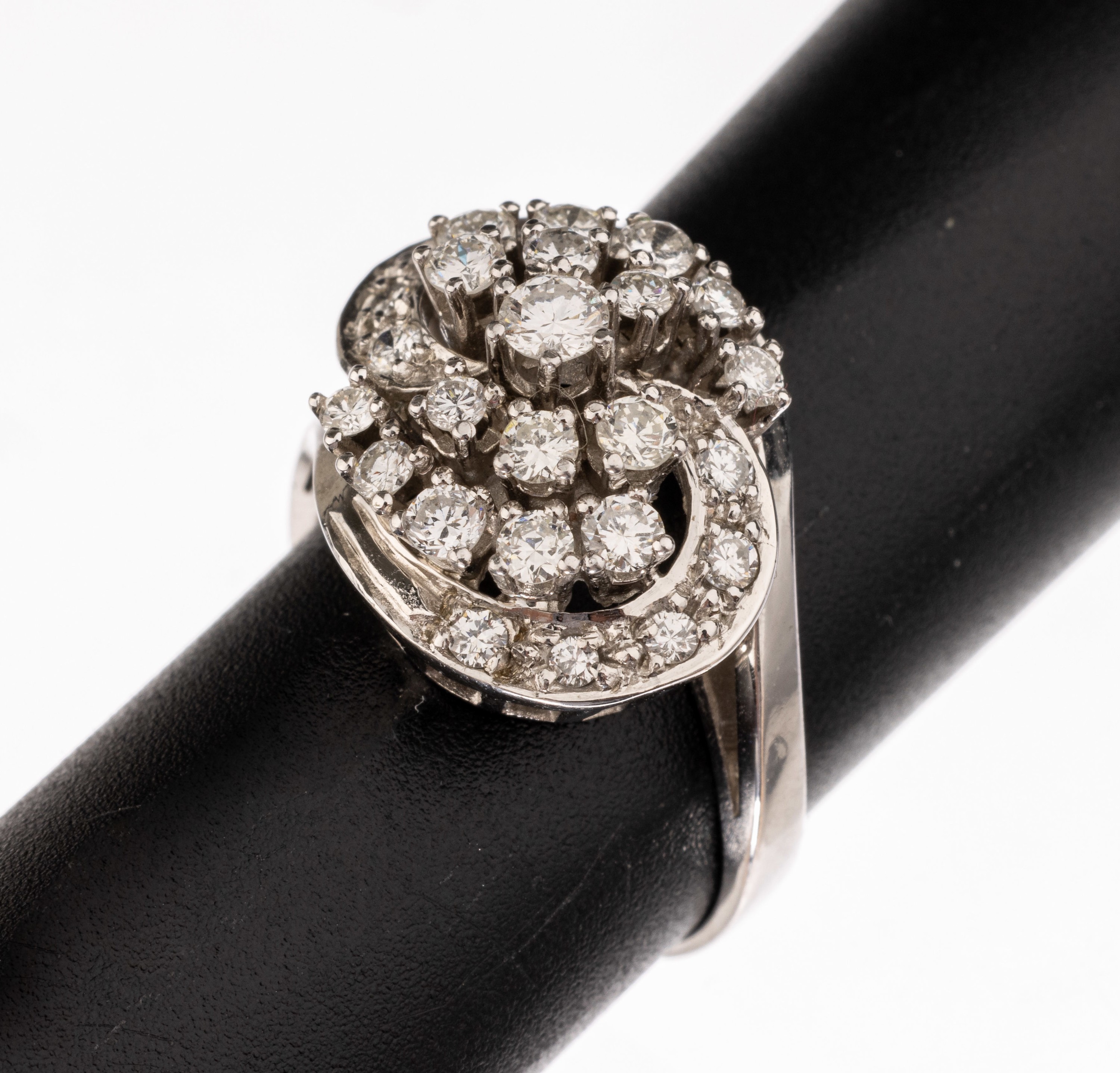 14 kt Gold Brillant-Ring, WG 585/000, 27 Brillanten zus. ca. 1.0 ct Weiß/si, RW 54, ca.6.3 g