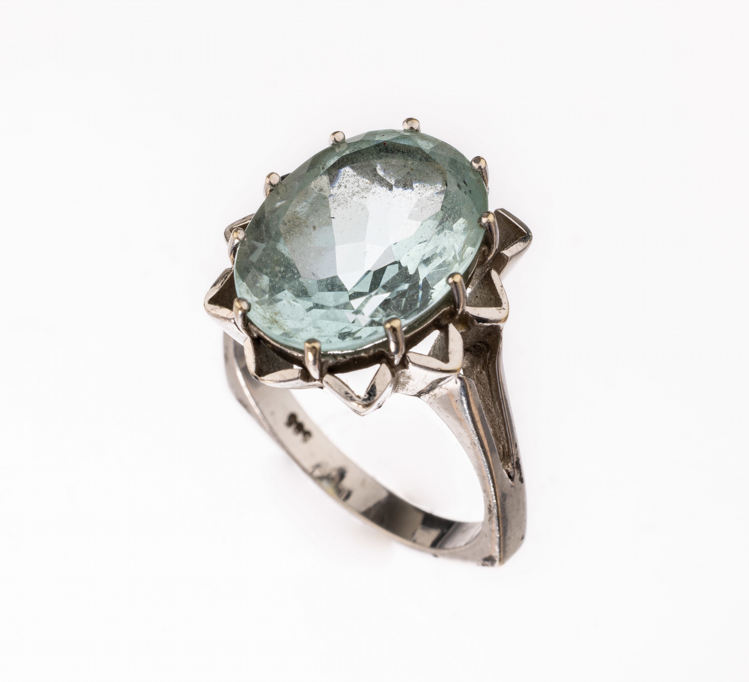 14 kt Gold Aquamarin-Ring, WG 585/000, ovalfacett. Aquamarin ca. 6.0 ct, RW 57, ca. 7.7 g