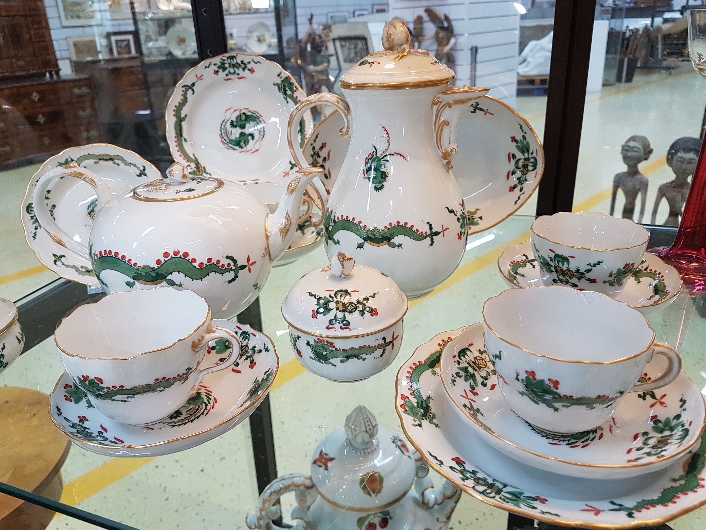 Detail a: Kaffee- und Teeservice für 4 Personen, Meissen, Pfeifferzeit, reicher grüner Drache, Porzellan, reiche Goldstaffage, Kaffeekanne (Deckelrose ...