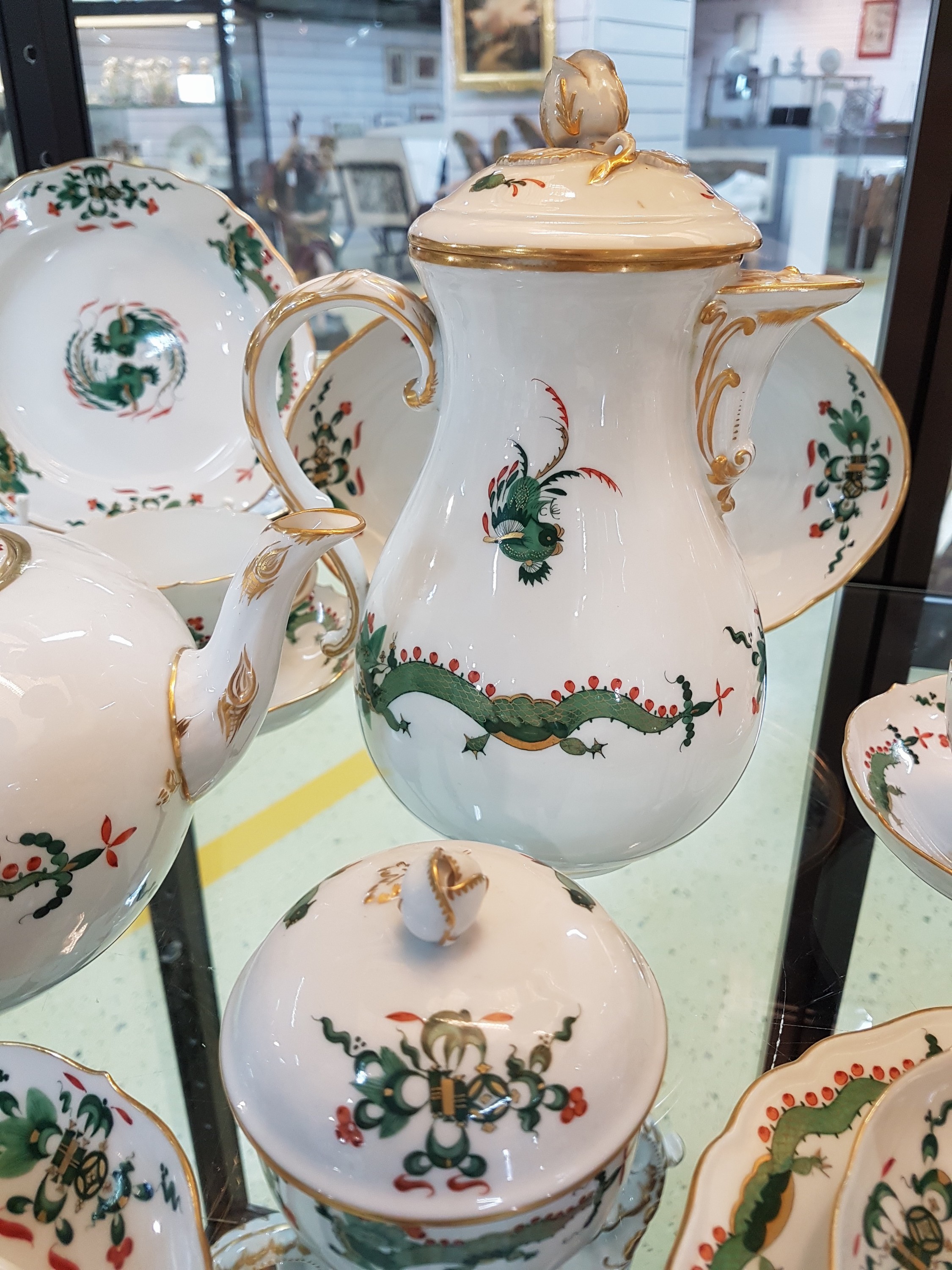 Detail b: Kaffee- und Teeservice für 4 Personen, Meissen, Pfeifferzeit, reicher grüner Drache, Porzellan, reiche Goldstaffage, Kaffeekanne (Deckelrose ...
