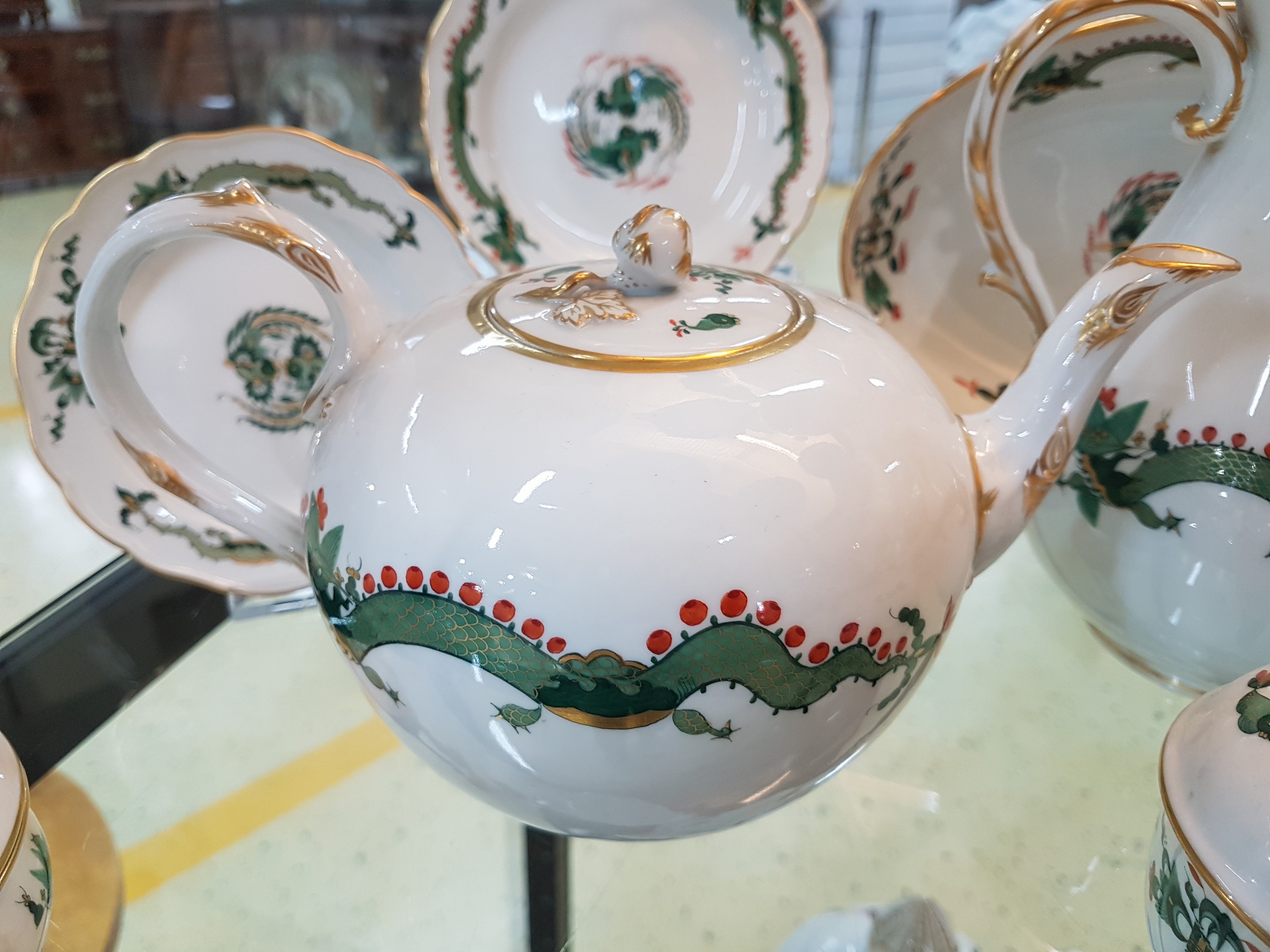 Detail d: Kaffee- und Teeservice für 4 Personen, Meissen, Pfeifferzeit, reicher grüner Drache, Porzellan, reiche Goldstaffage, Kaffeekanne (Deckelrose ...