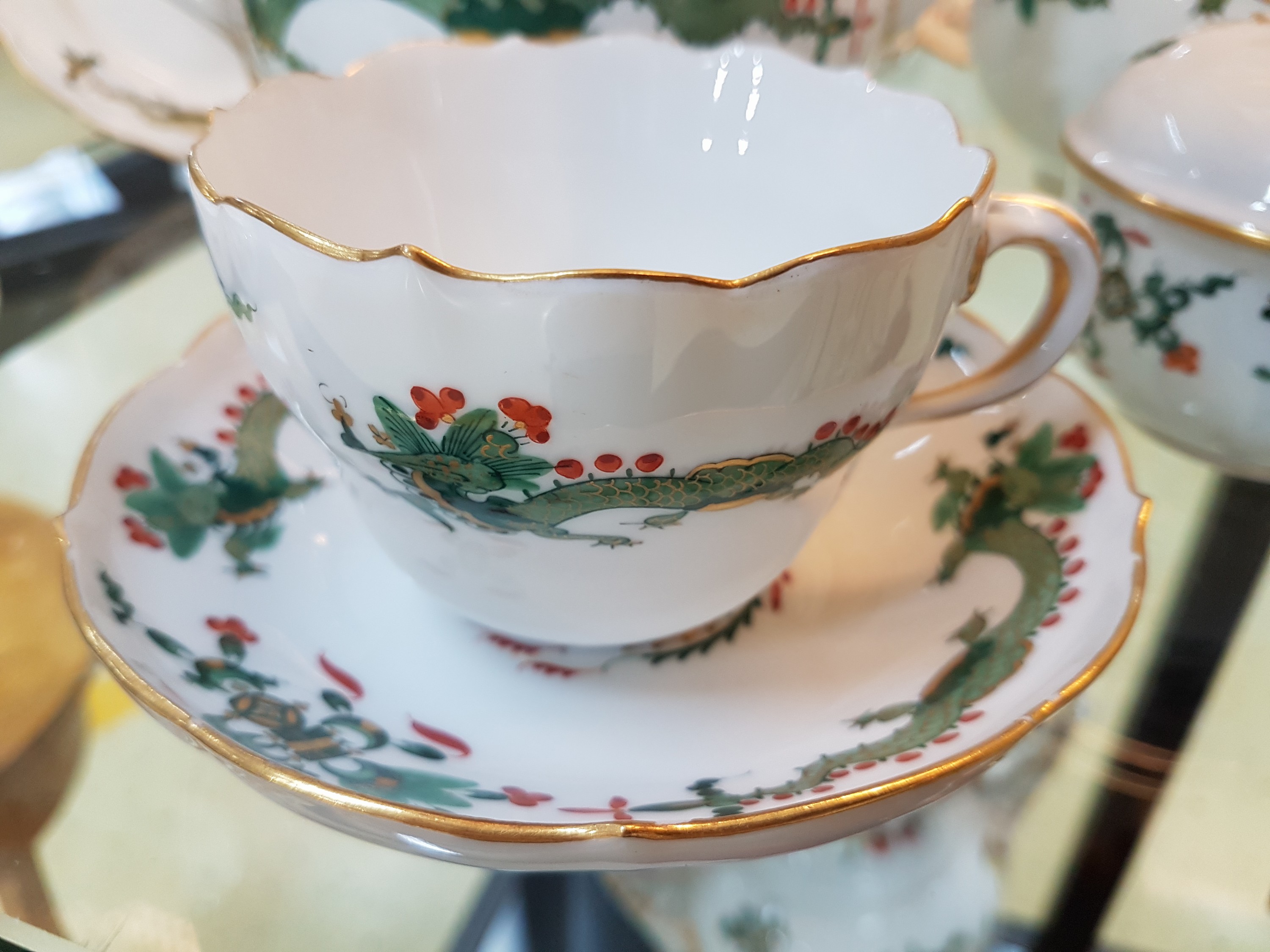 Detail e: Kaffee- und Teeservice für 4 Personen, Meissen, Pfeifferzeit, reicher grüner Drache, Porzellan, reiche Goldstaffage, Kaffeekanne (Deckelrose ...