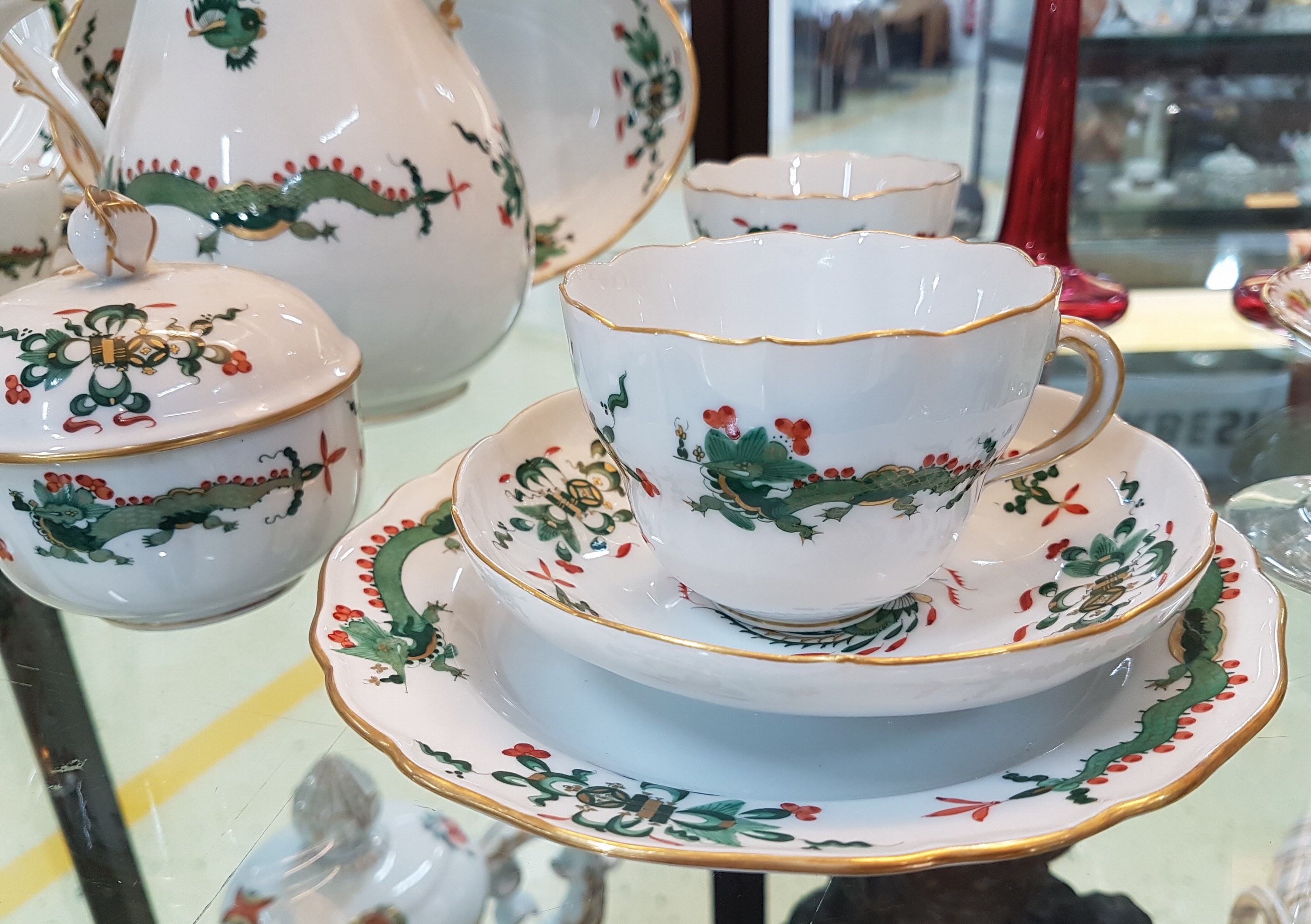 Detail f: Kaffee- und Teeservice für 4 Personen, Meissen, Pfeifferzeit, reicher grüner Drache, Porzellan, reiche Goldstaffage, Kaffeekanne (Deckelrose ...