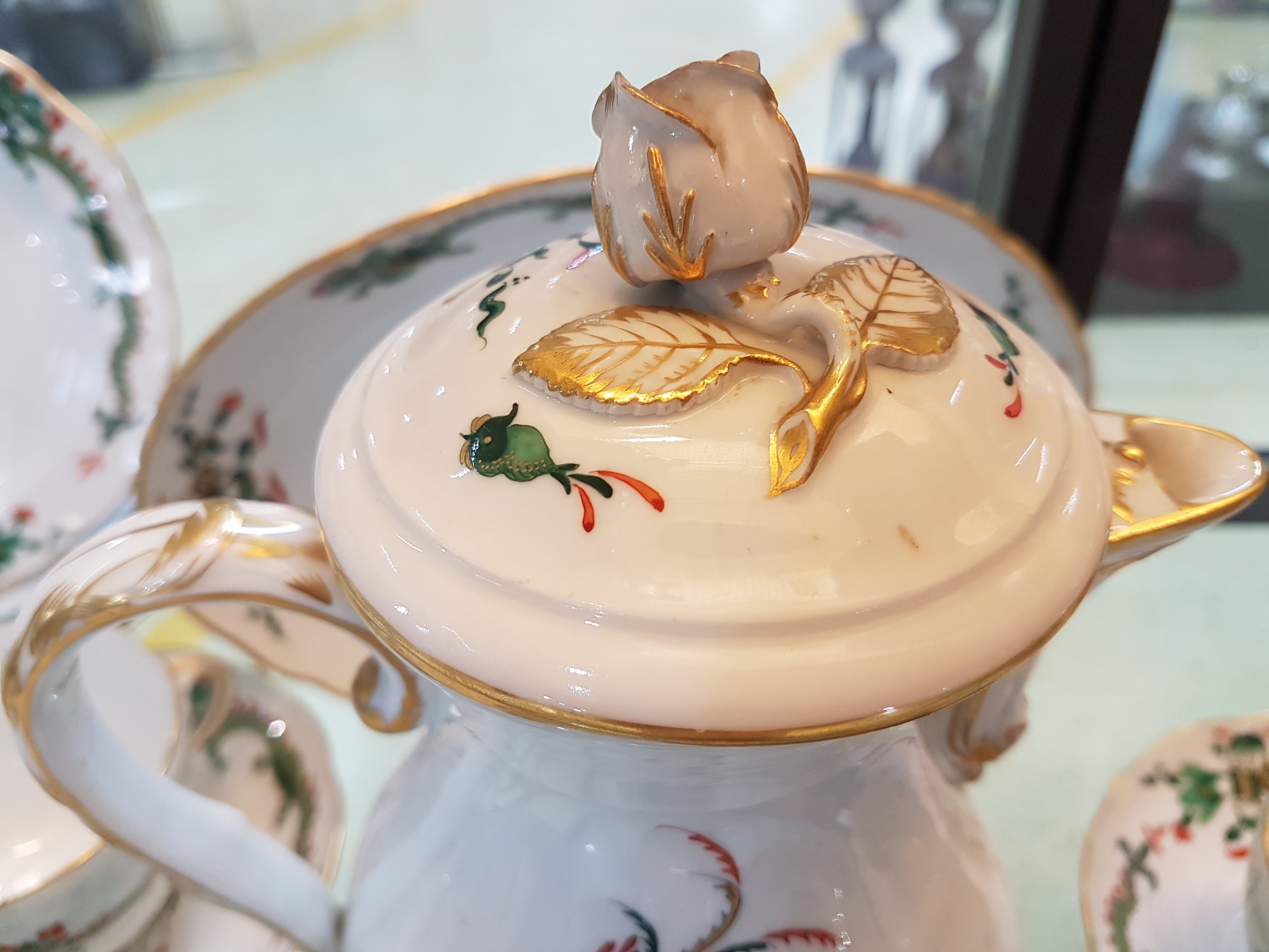 Detail g: Kaffee- und Teeservice für 4 Personen, Meissen, Pfeifferzeit, reicher grüner Drache, Porzellan, reiche Goldstaffage, Kaffeekanne (Deckelrose ...
