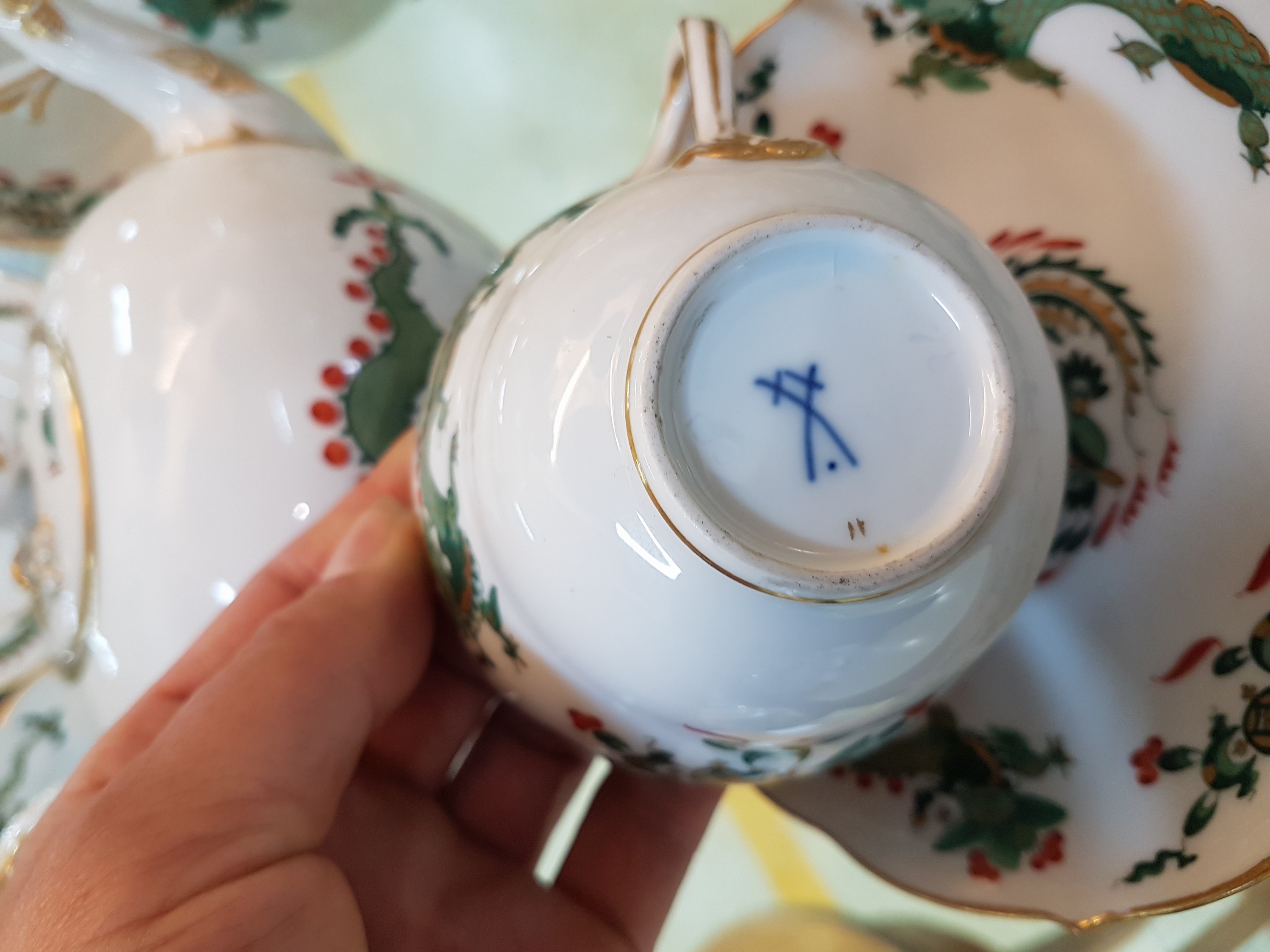 Detail h: Kaffee- und Teeservice für 4 Personen, Meissen, Pfeifferzeit, reicher grüner Drache, Porzellan, reiche Goldstaffage, Kaffeekanne (Deckelrose ...