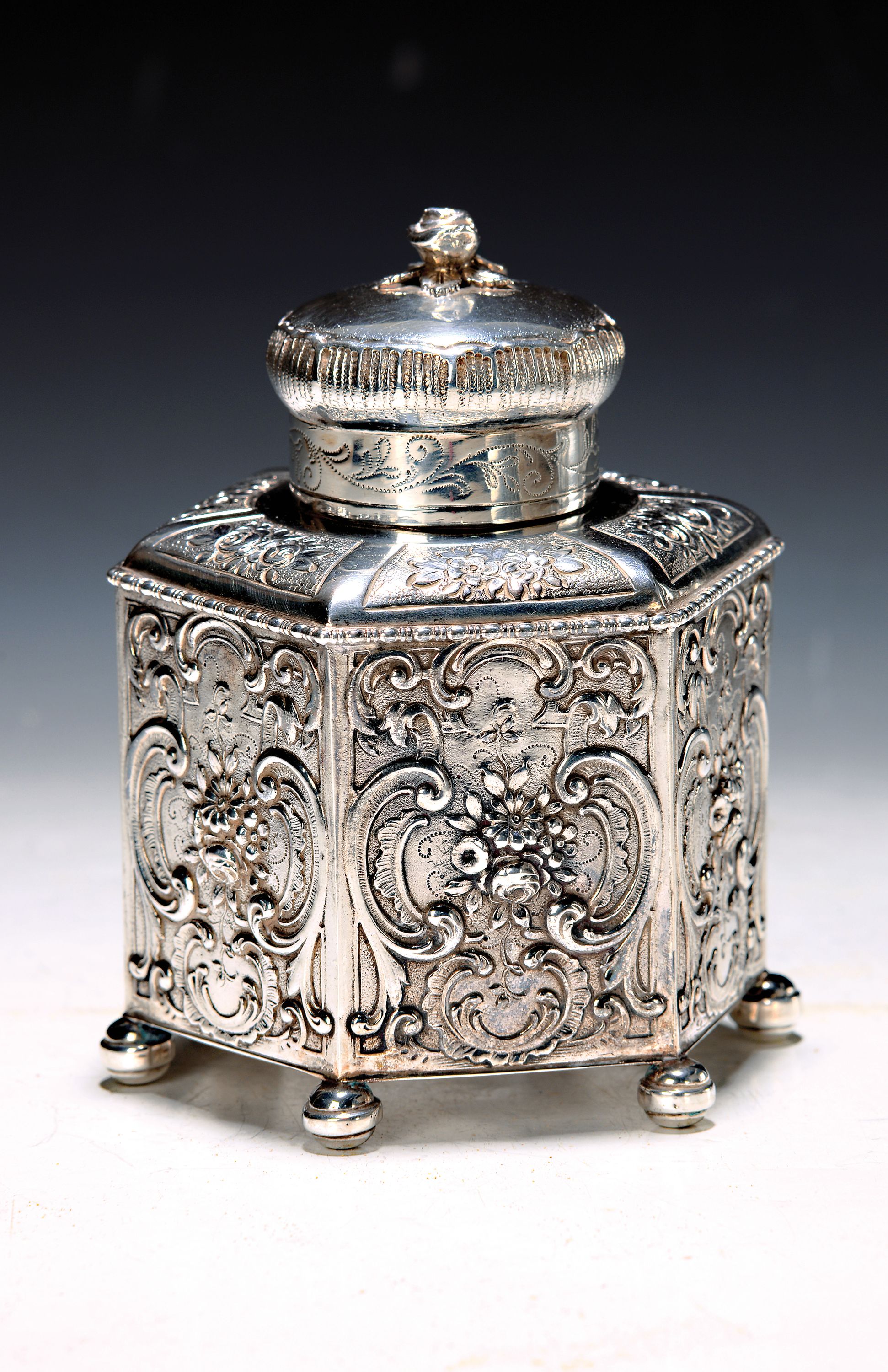 Silber Deckeldose, deutsch, um 1880/1900, 800er-Silber, flächiger Dekor mit Muschelwerk und Blumenbukette, nachgestochen, Deckelrose oktogonale ...
