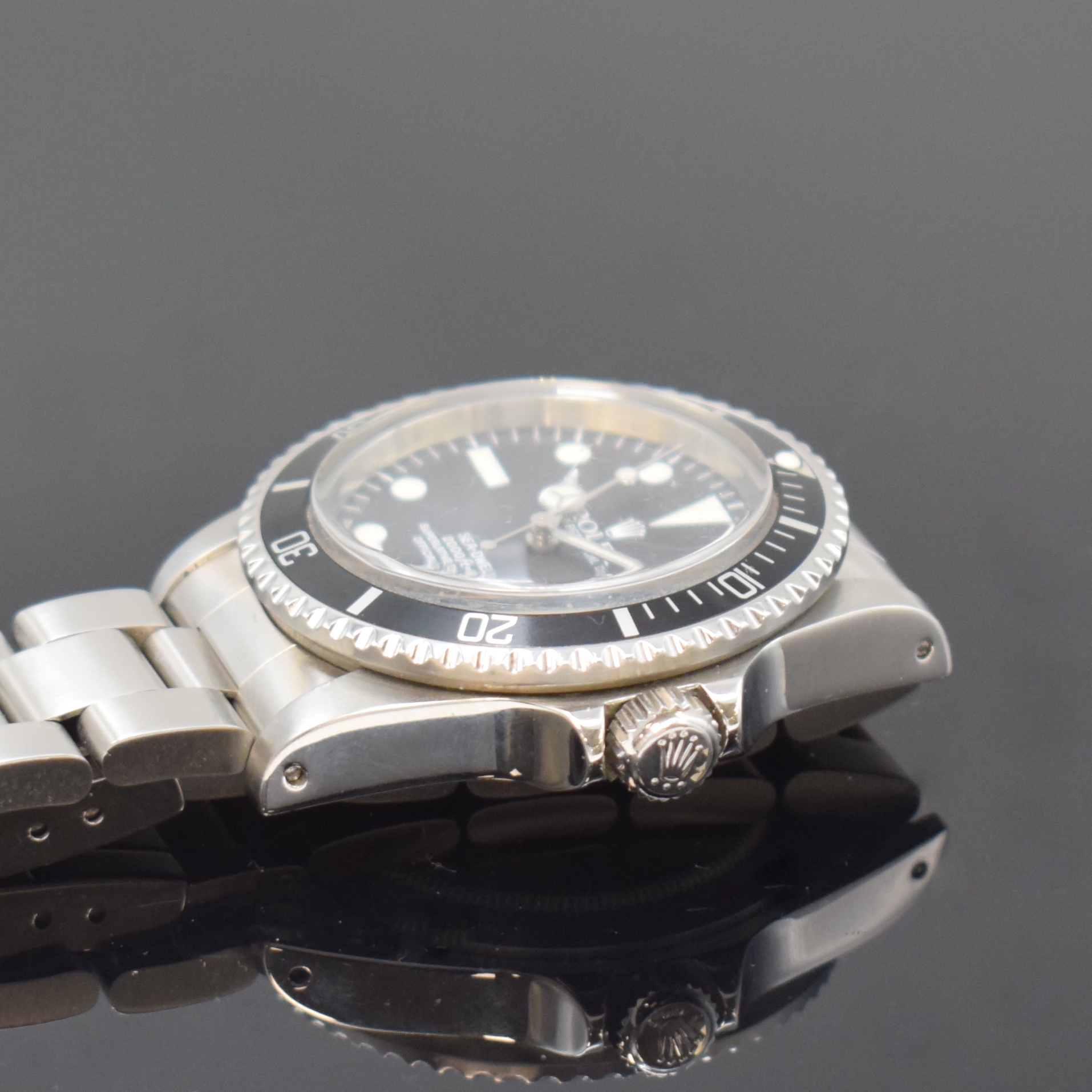 Detail d: ROLEX Herrenarmbanduhr Oyster Perpetual Date Sea-Dweller Referenz 1665, Schweiz um 1978, Automatik, Chronometer der Superlative in Edelstahl inkl. ...