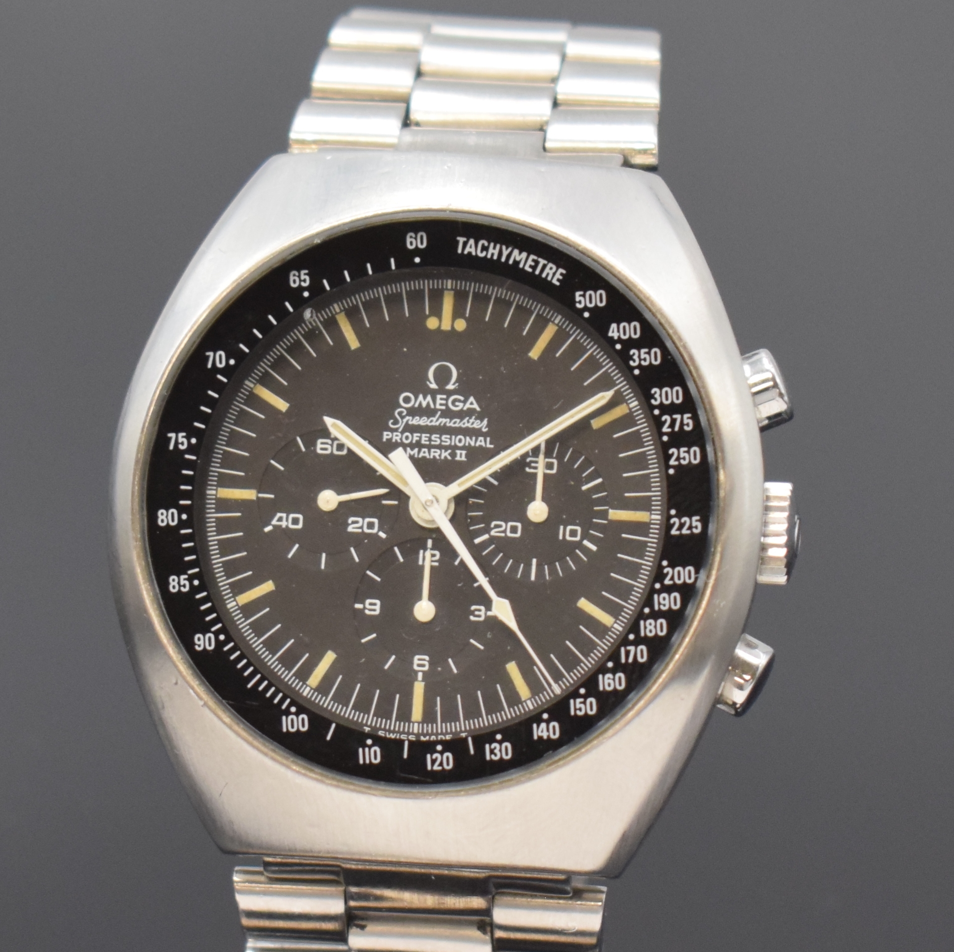 Detail a: OMEGA Speedmaster Mark II Armbandchronograph Referenz 145.014, Handaufzug, Schweiz um 1970, verschr. Edelstahlgeh. inkl. orig. Gliederband m. ...