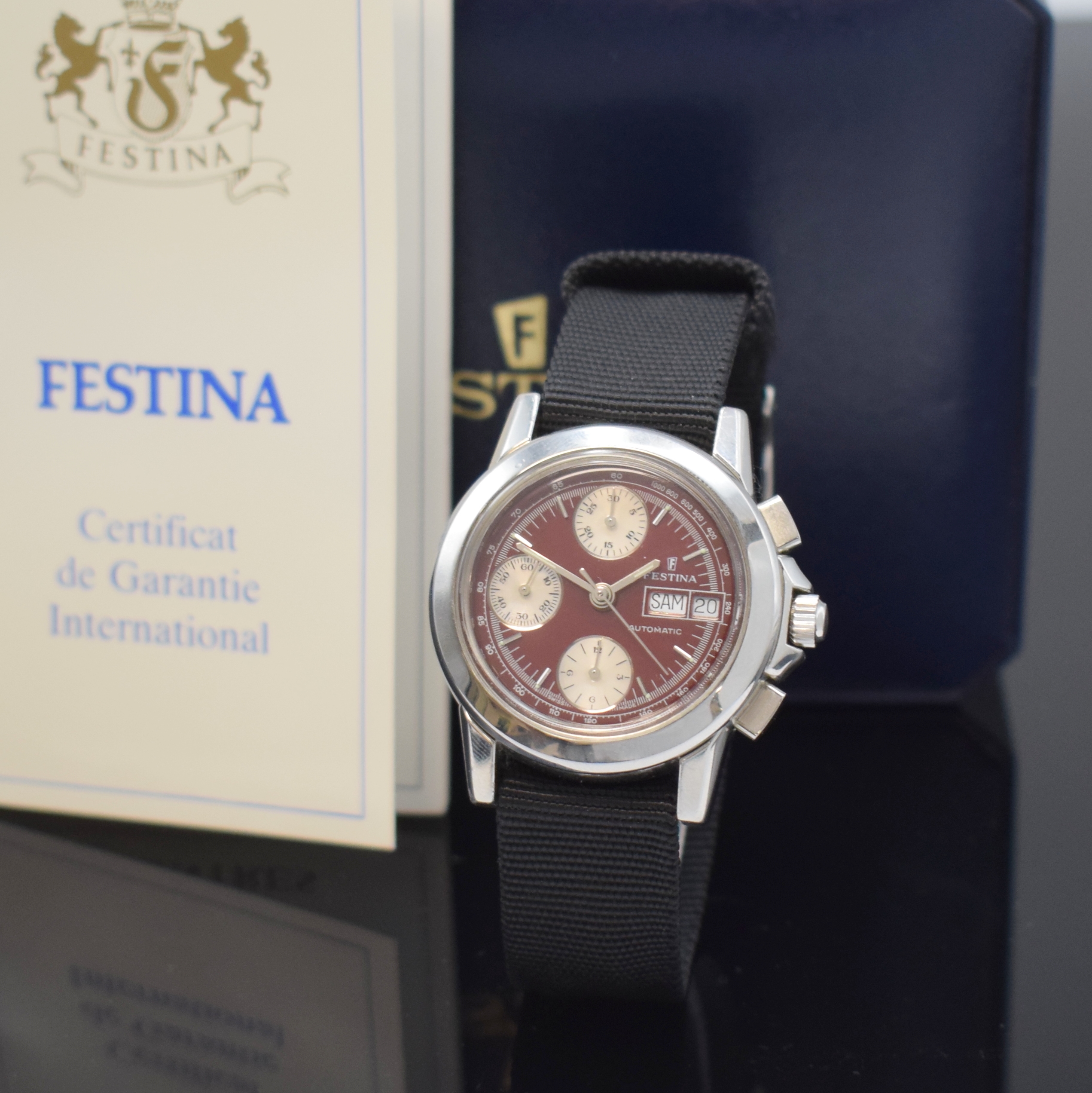 FESTINA Armbandchronograph in Stahl, Schweiz verk. lt. beil. Pap. 08/1993, Automatik, Boden u. Krone verschr., rotes Zifferbl., silb. Hilfsblätter, ...