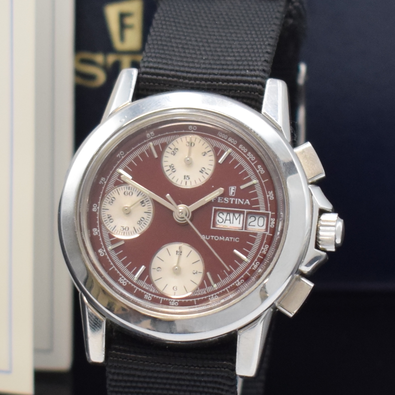 Detail a: FESTINA Armbandchronograph in Stahl, Schweiz verk. lt. beil. Pap. 08/1993, Automatik, Boden u. Krone verschr., rotes Zifferbl., silb. Hilfsblätter, ...