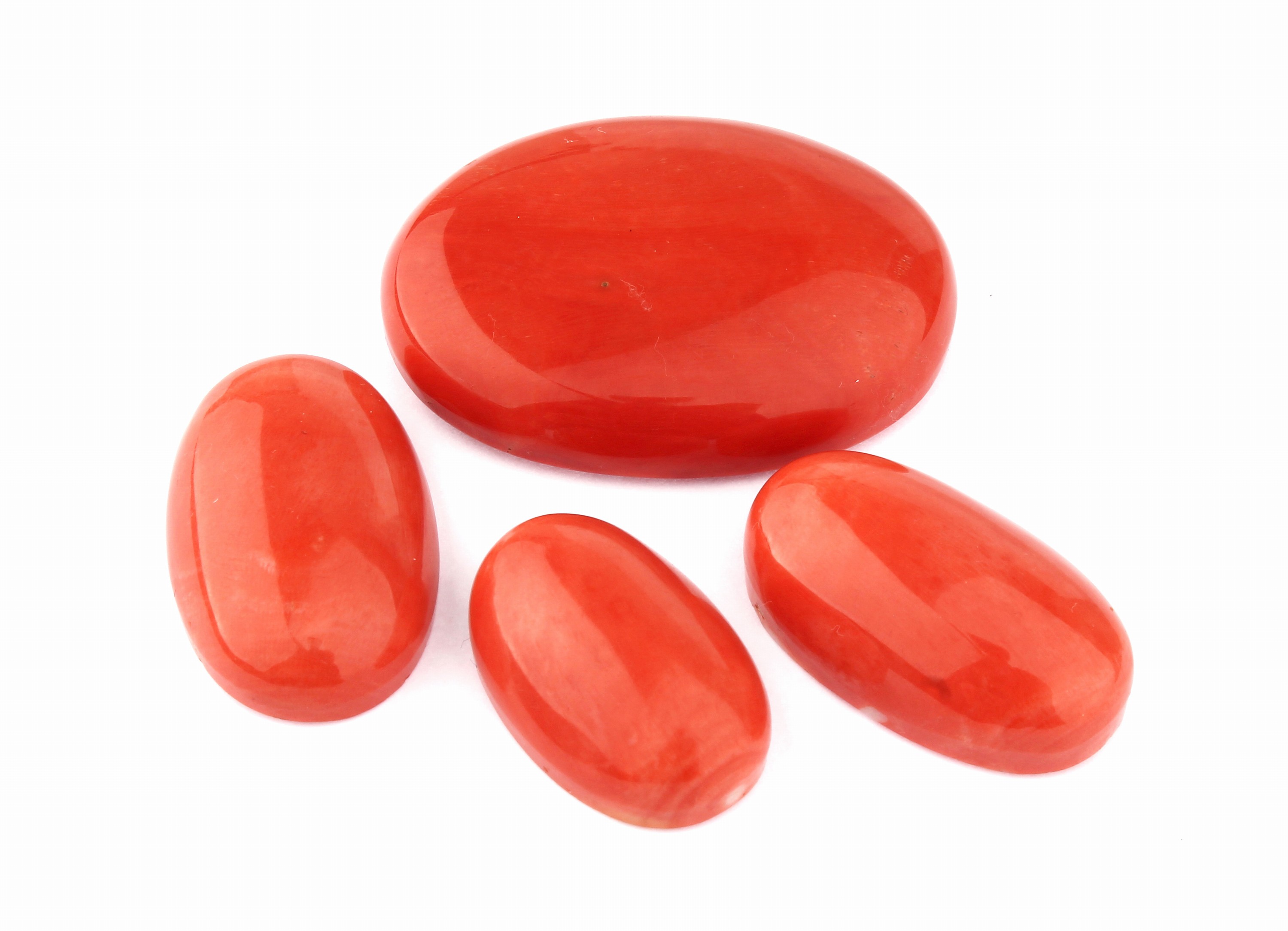 4 Momo-Korallencabochons in versch. Größen zus. ca. 391.0 ct, ca. 50.75 x 37.87; 35.57 x 22.54; 34.94 x 20.66 und 29.80 x 19.95mm, Versand nur ...