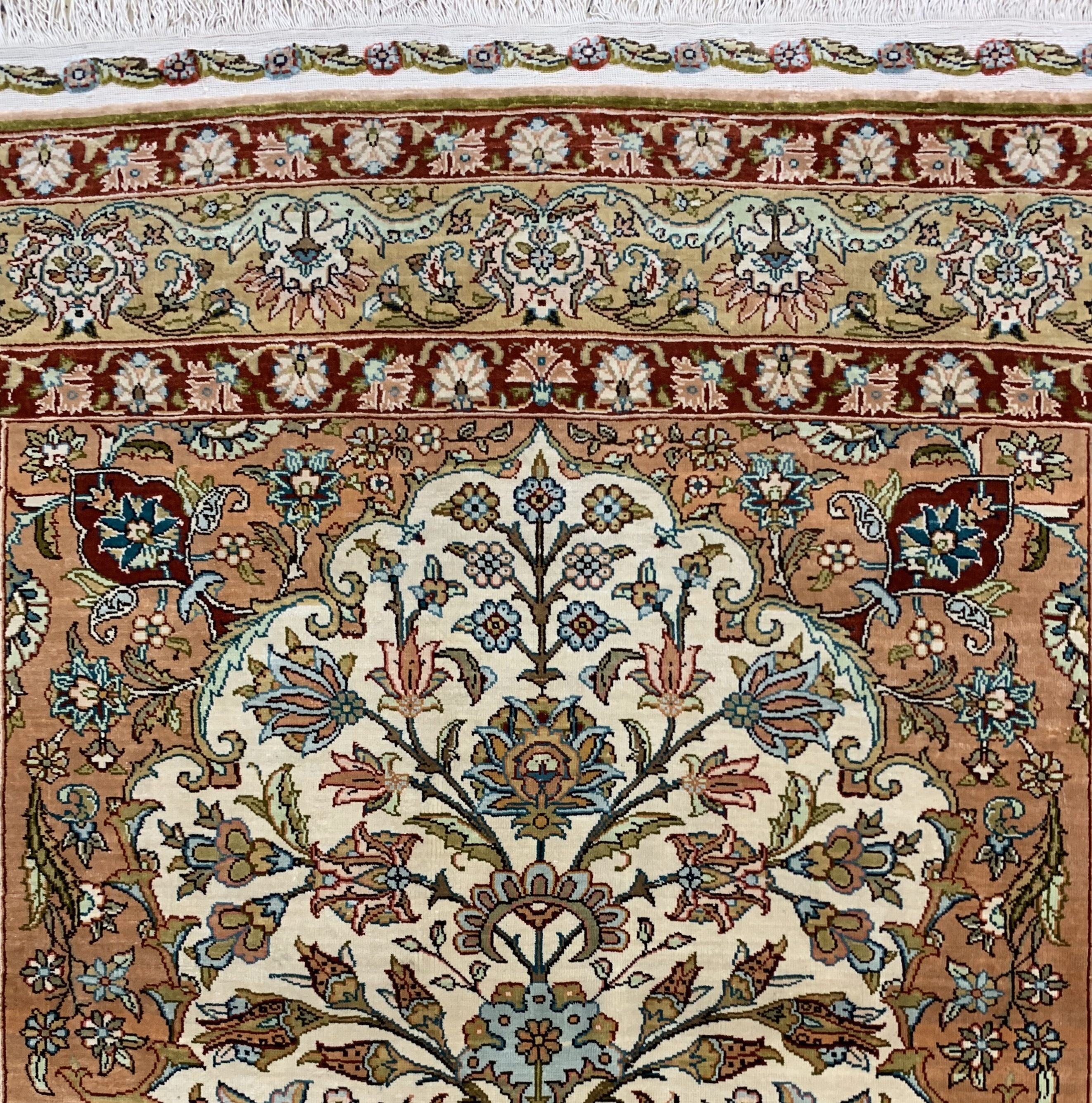 Detail b: Hereke Seide fein Türkei, signiert"Özipek",Mitte 20.Jhd, reine Naturseide, ca. 117 x 92 cm, EHZ: 1-2