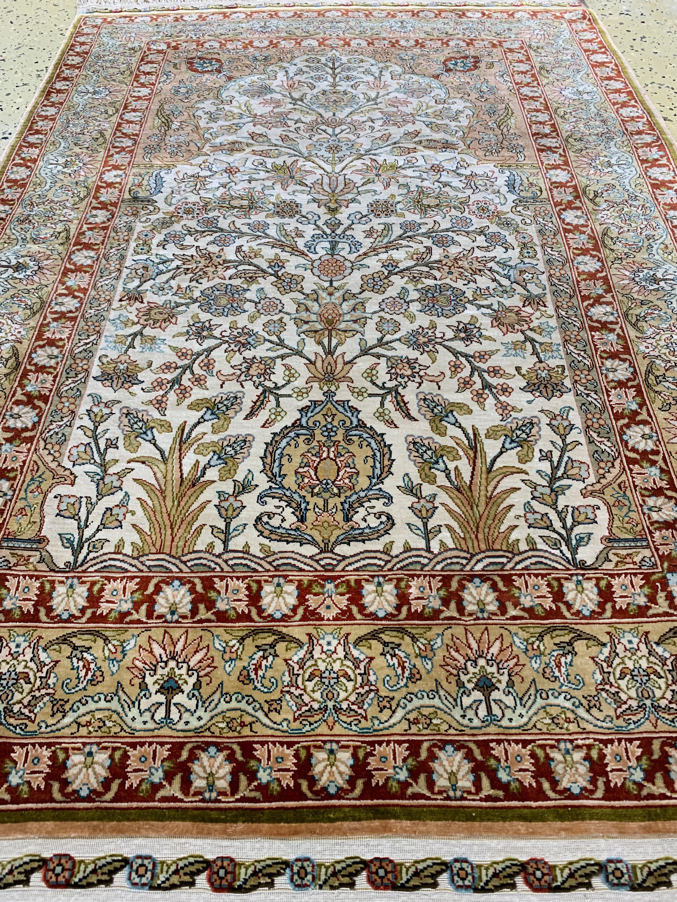 Detail c: Hereke Seide fein Türkei, signiert"Özipek",Mitte 20.Jhd, reine Naturseide, ca. 117 x 92 cm, EHZ: 1-2